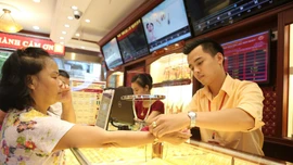 Giá vàng bật tăng, thương hiệu SJC tiến gần mốc 124 triệu đồng mỗi lượng