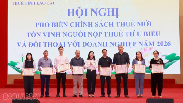 Tôn vinh người nộp thuế tiêu biểu và đối thoại với hơn 400 doanh nghiệp, hợp tác xã