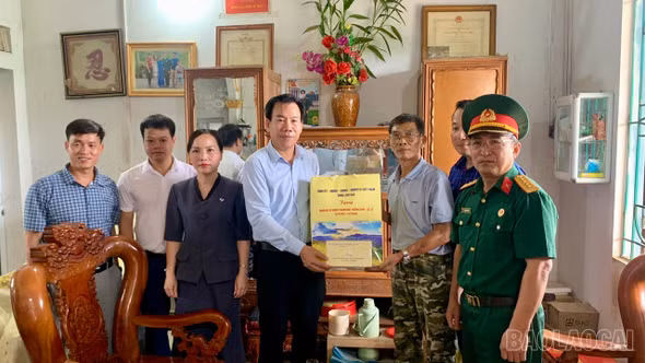 Trưởng Ban Tuyên giáo và Dân vận Tỉnh ủy Dương Đức Huy thăm, tặng quà gia đình người có công tại xã Hưng Khánh