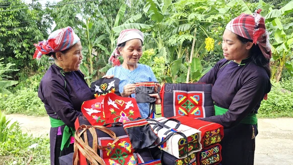 Sắc màu thổ cẩm dưới chân núi Gia Lan