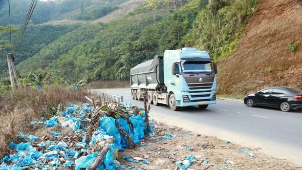 Rác thải nhựa bủa vây cung đường từ xã Bản Lầu lên xã Mường Khương