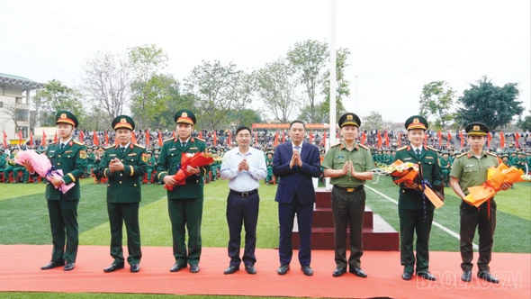 Đồng chí Hoàng Giang - Phó Bí thư Thường trực Tỉnh ủy dự Lễ giao, quân tại xã Mậu A