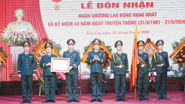 Nhà máy Z183 đón nhận Huân chương Lao động hạng Nhất