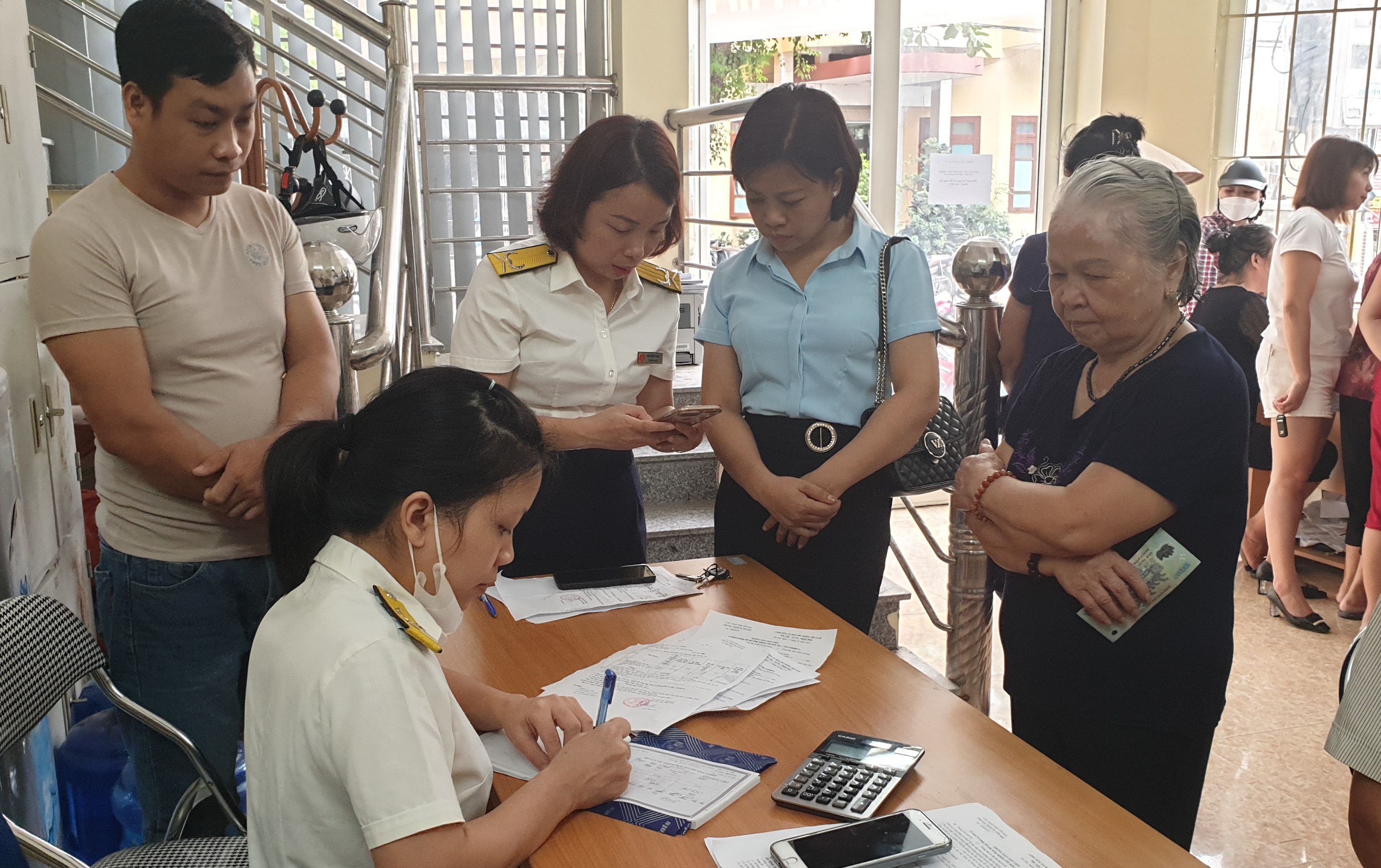 Cán bộ ngành thuế tạo thuận lợi để người dân và doanh nghiệp thực hiện nghĩa vụ tài chính. 20230727-080207-1.jpg