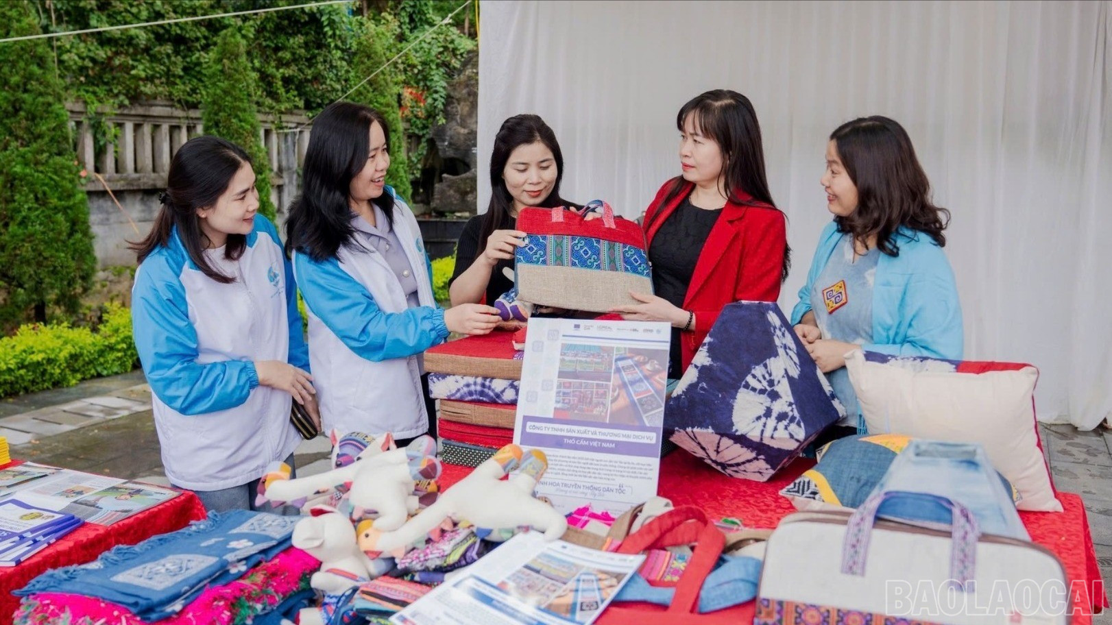 Các sản phẩm thủ công do phụ nữ Lào Cai sản xuất đều đặc sắc, hấp dẫn.