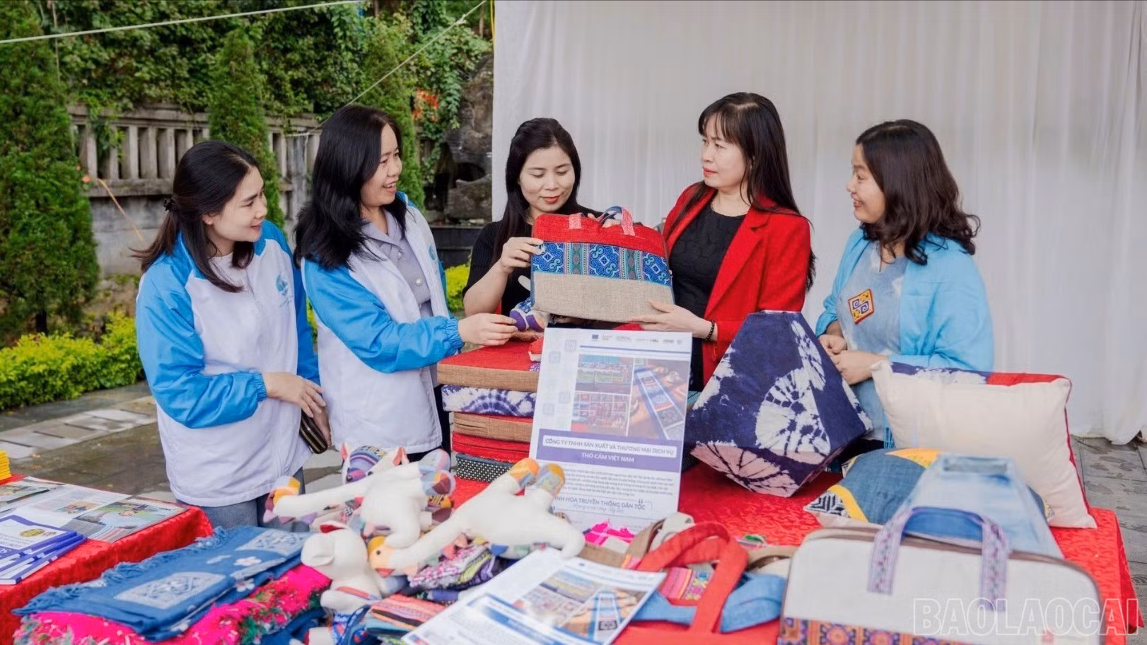 Các sản phẩm thủ công do phụ nữ Lào Cai sản xuất đều đặc sắc, hấp dẫn.