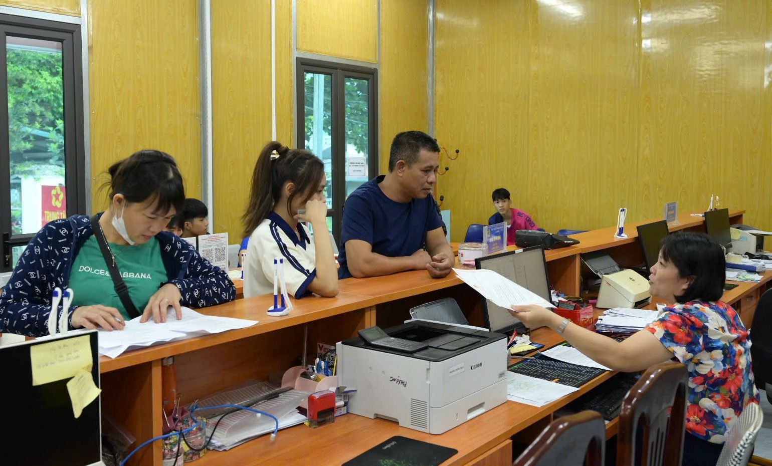 Cán bộ tại Trung tâm Phục vụ hành chính công các xã, phường trong tỉnh luôn nêu cao tinh thần phục vụ Nhân dân. gia-phu2.jpg
