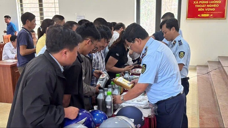 Cán bộ Chi Cục quản lý thị trường tỉnh tuyên truyền công tác kiểm tra xử lý và hướng dẫn cách nhận biết hàng thật - hàng giả. qltt-anh1-3446.jpg