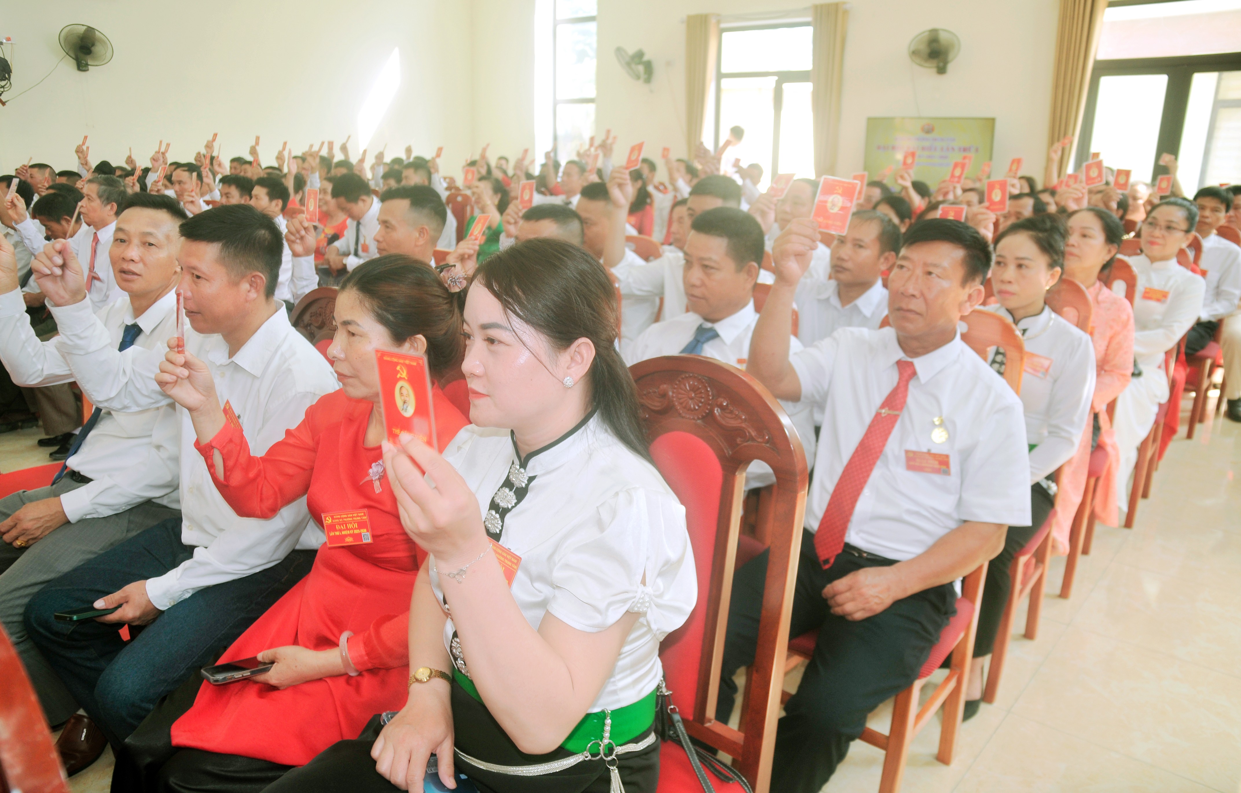 Các đại biểu biểu quyết tại Đại hội. duc-2487.jpg