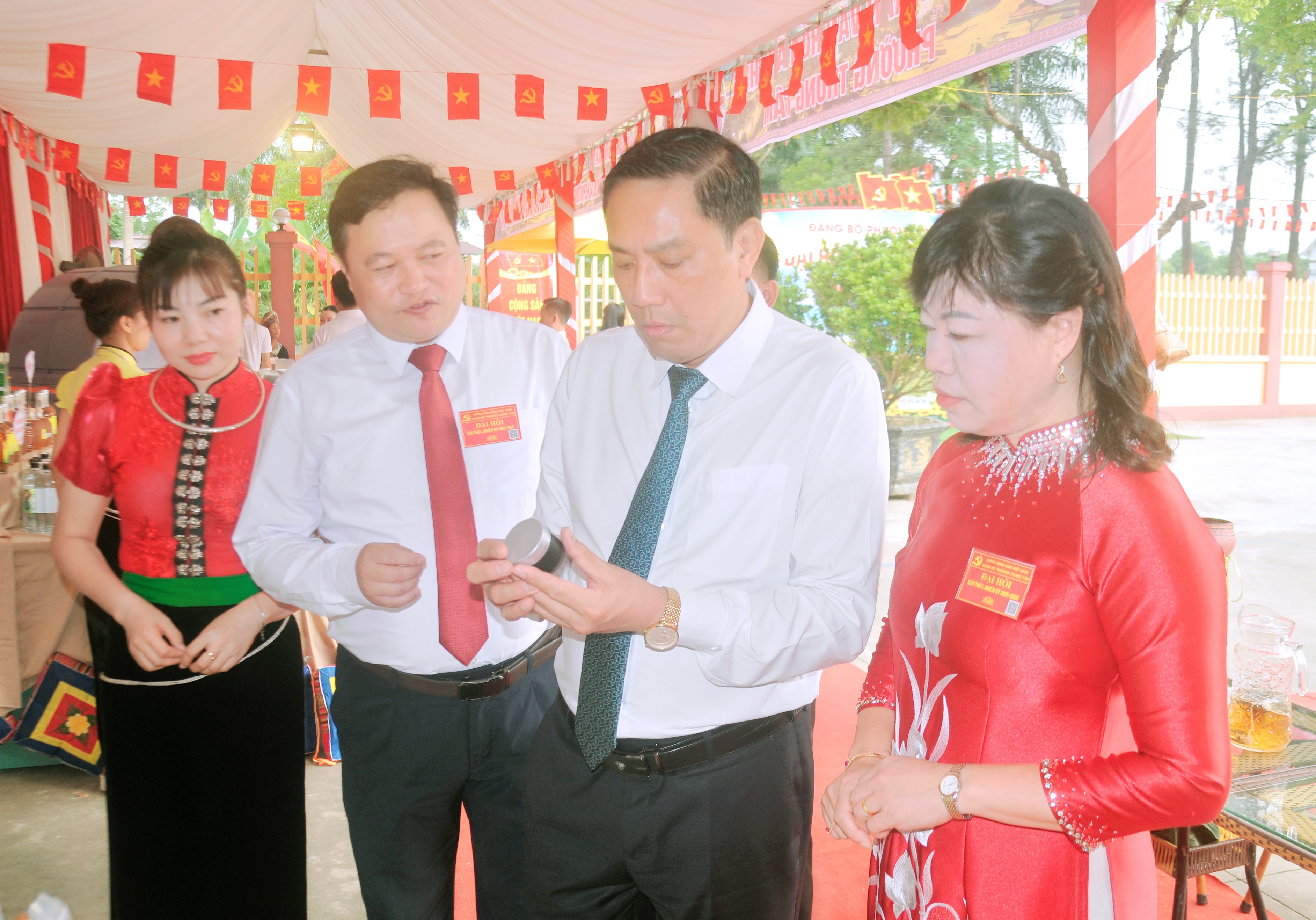 Đồng chí Hoàng Giang – Phó Bí thư Thường trực Tỉnh ủy tham quan gian trưng bày các sản phẩm OCOP địa phương. duc-2441.jpg
