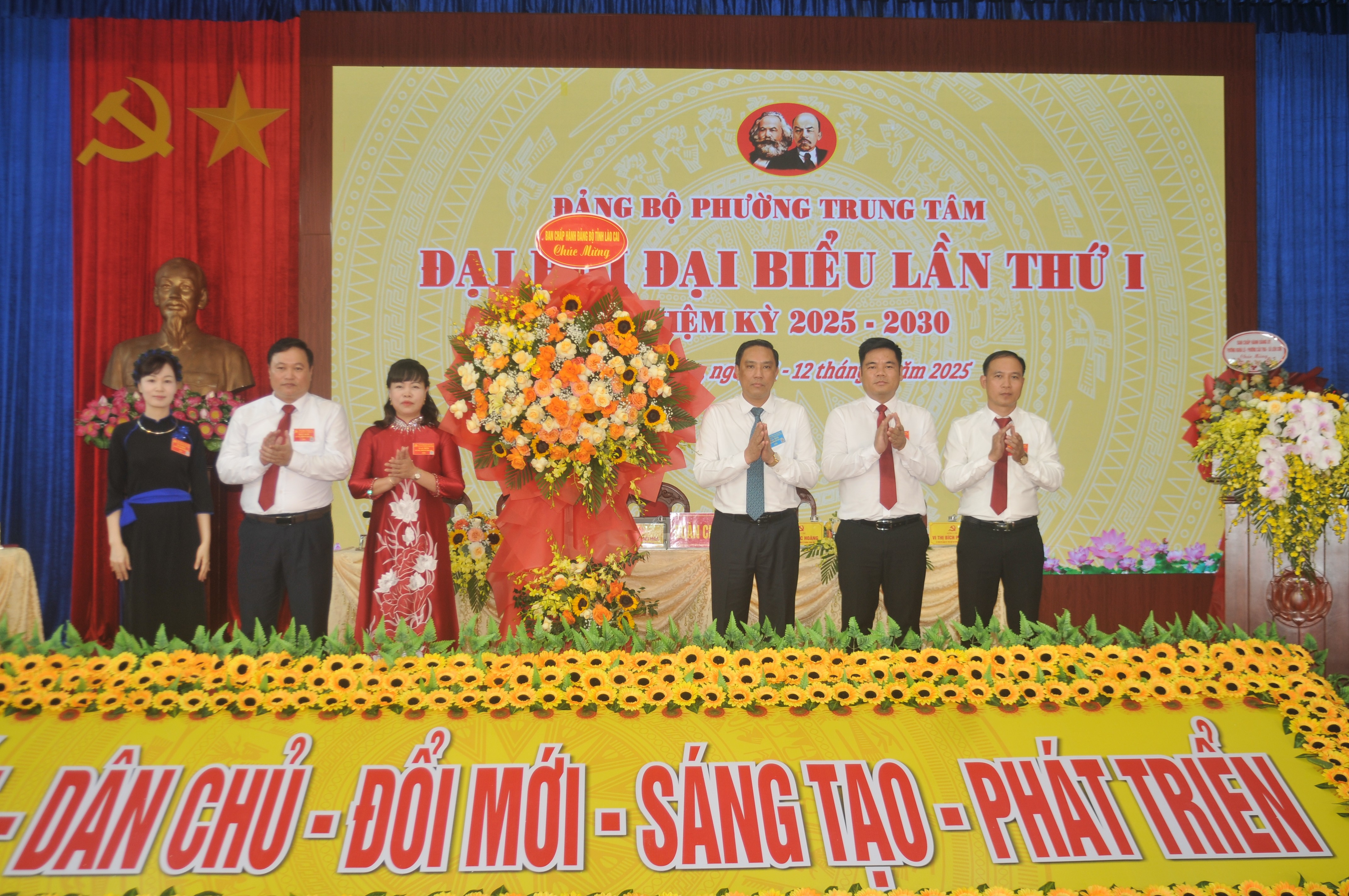 Đồng chí Hoàng Giang – Phó Bí thư Thường trực Tỉnh ủy tặng hoa chúc mừng thành công Đại hội. duc-2504.jpg