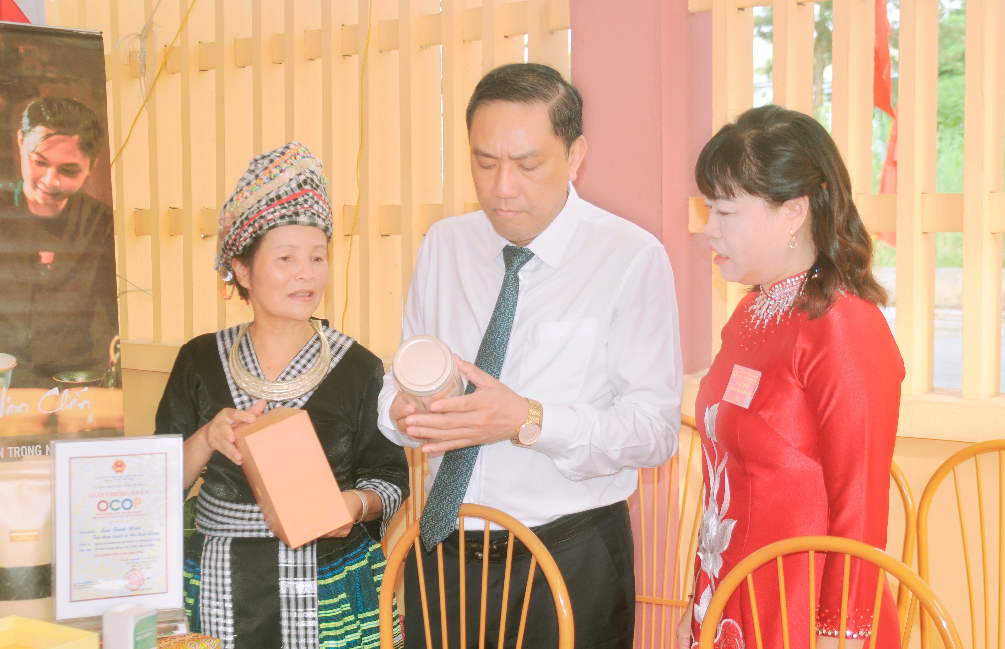 Đồng chí Hoàng Giang – Phó Bí thư Thường trực Tỉnh ủy trao đổi về các sản phẩm OCOP địa phương. duc-2426.jpg