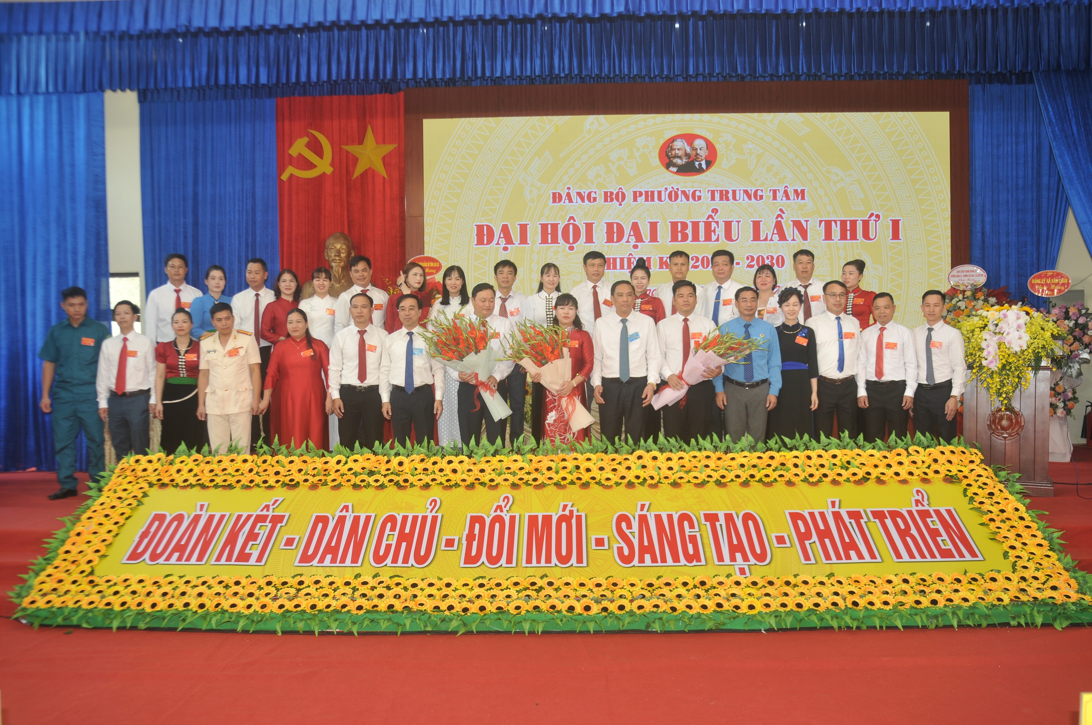 Phó Bí thư Thường trực Tỉnh ủy Hoàng Giang tặng hoa chúc mừng Ban Chấp hành Đảng bộ phường Trung Tâm. duc-2530.jpg