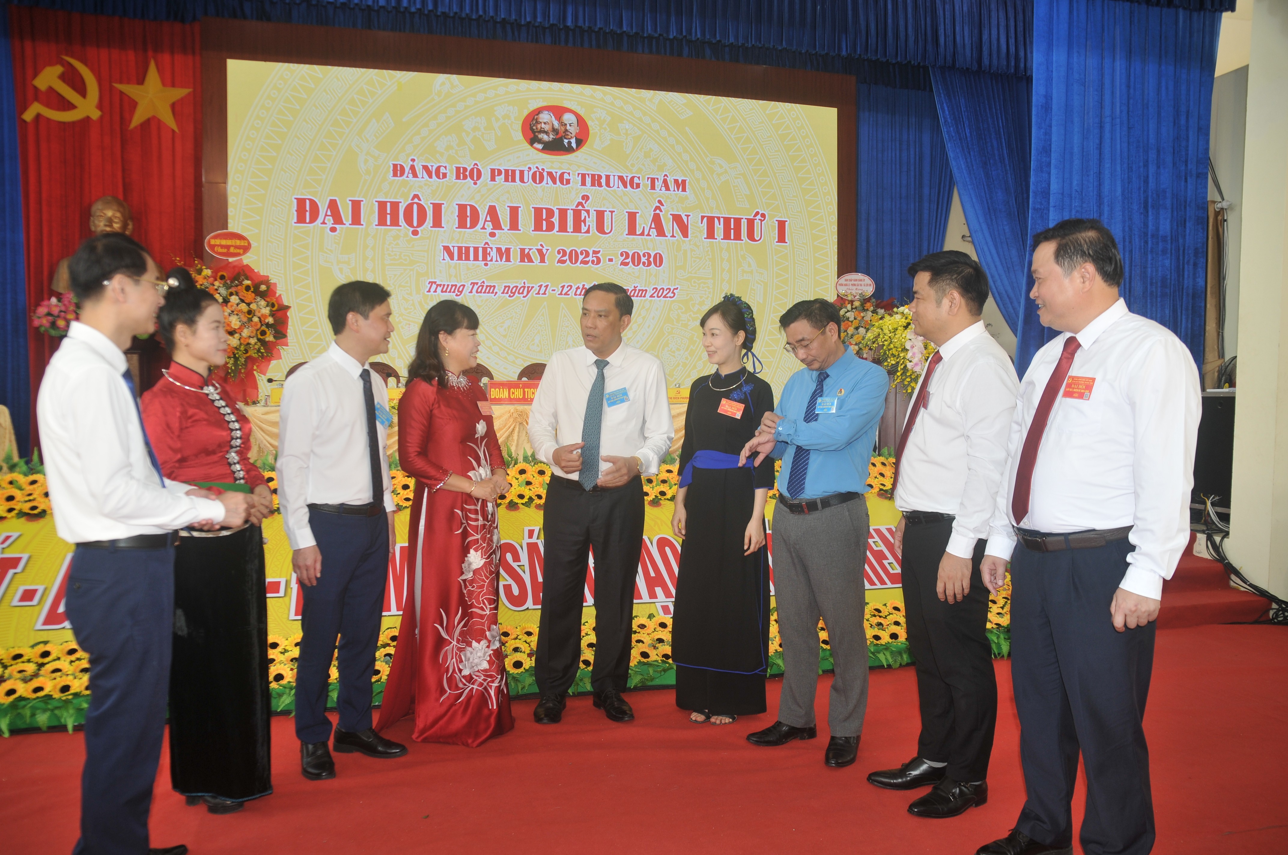 Đồng chí Hoàng Giang – Phó Bí thư Thường trực Tỉnh ủy trao đổi với các đại biểu dự Đại hội. duc-2520.jpg