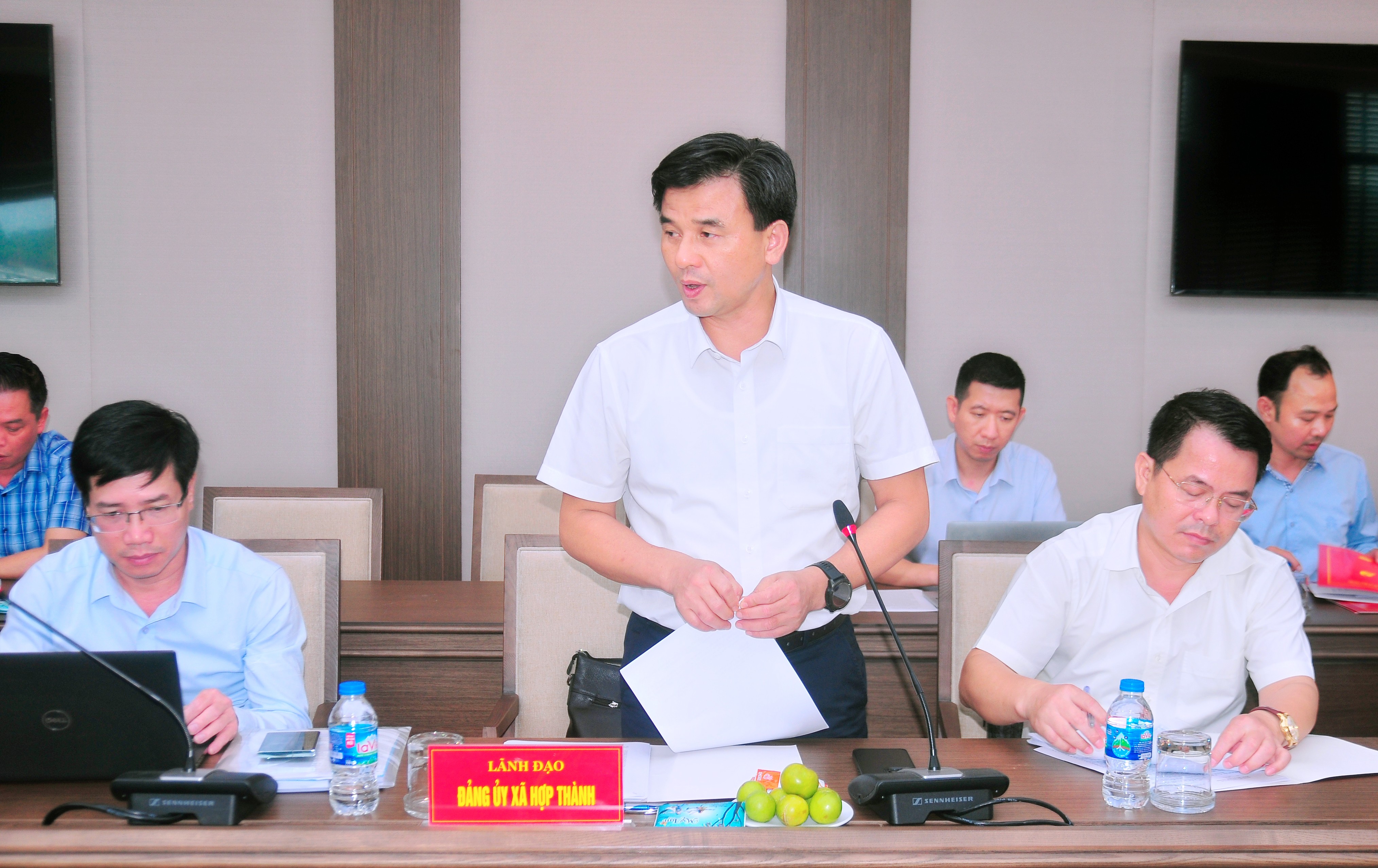 Đồng chí Đoàn Ngọc Tuyến – Bí thư Đảng ủy xã Hợp Thành trình bày báo cáo chính trị Đảng bộ xã. duc-2110.jpg