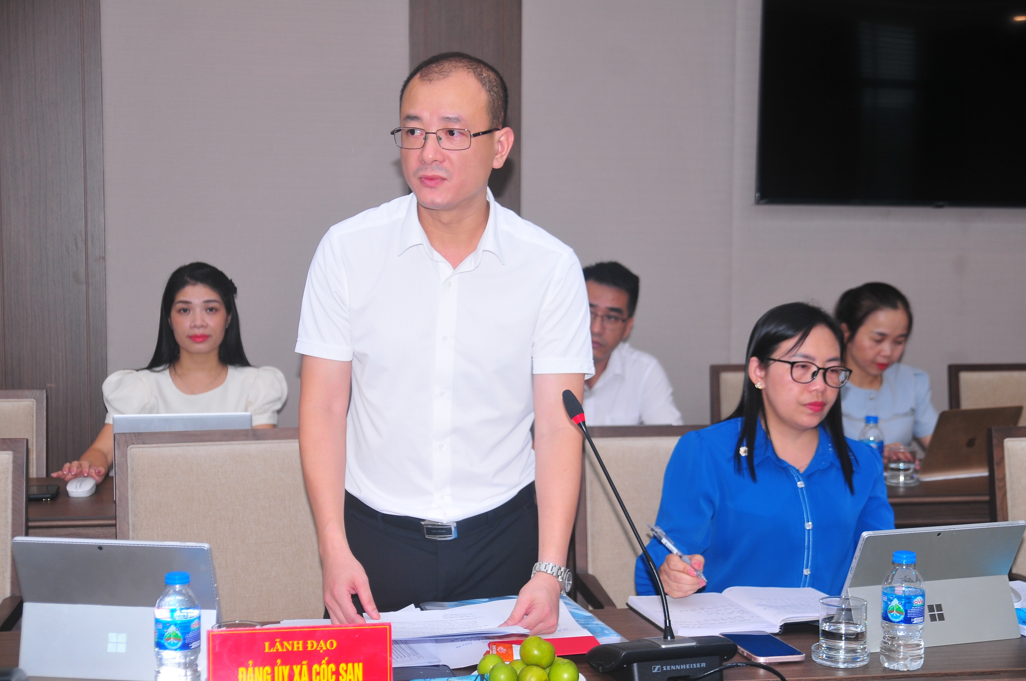 Đồng chí Đặng Công Hải – Bí thư Đảng ủy xã Cốc San trình bày báo cáo chính trị Đảng bộ xã. duc-2046.jpg