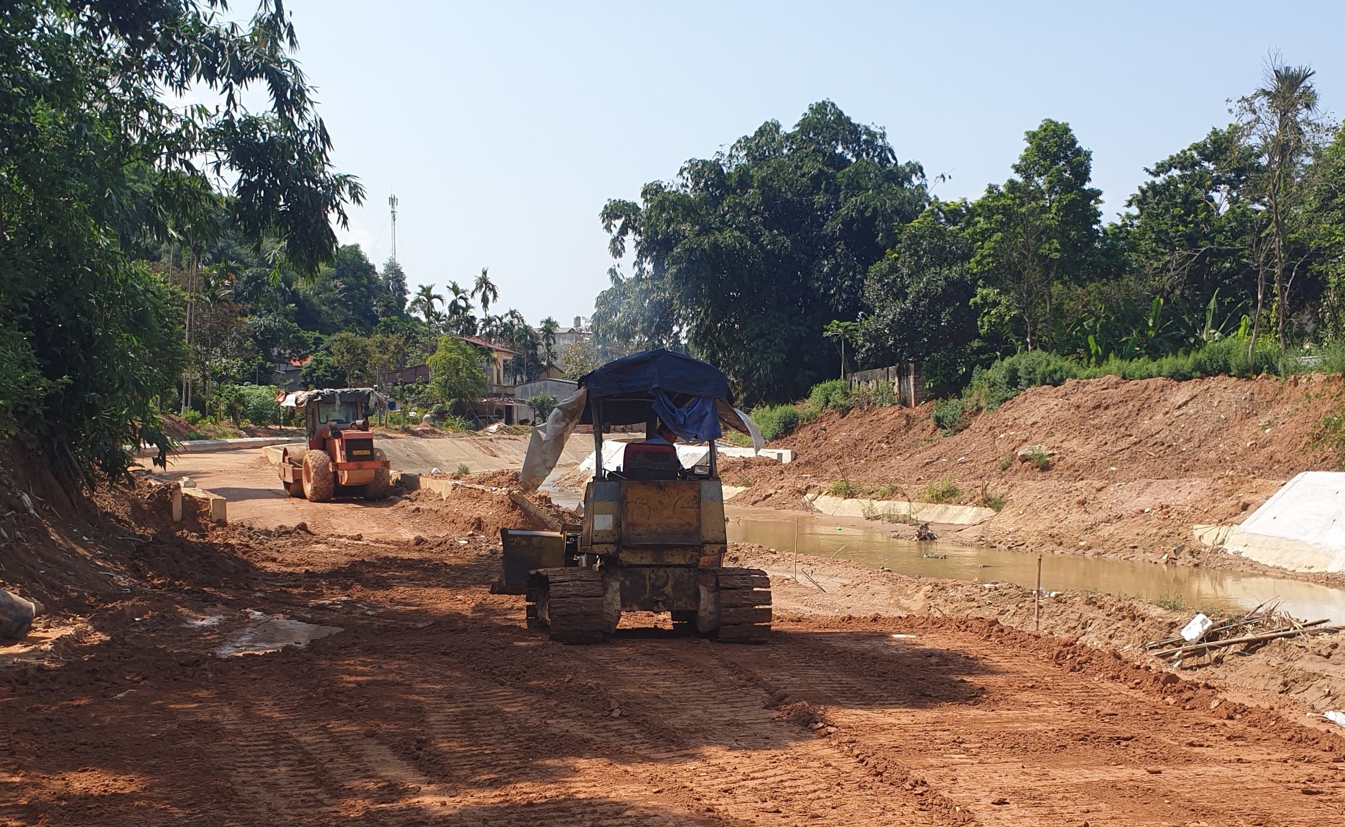 Các đơn vị thi công đẩy nhanh tiến độ kè chống lũ suối Cầu Dài phường Yên Bái, tỉnh Lào Cai. 20240816-141946-1.jpg