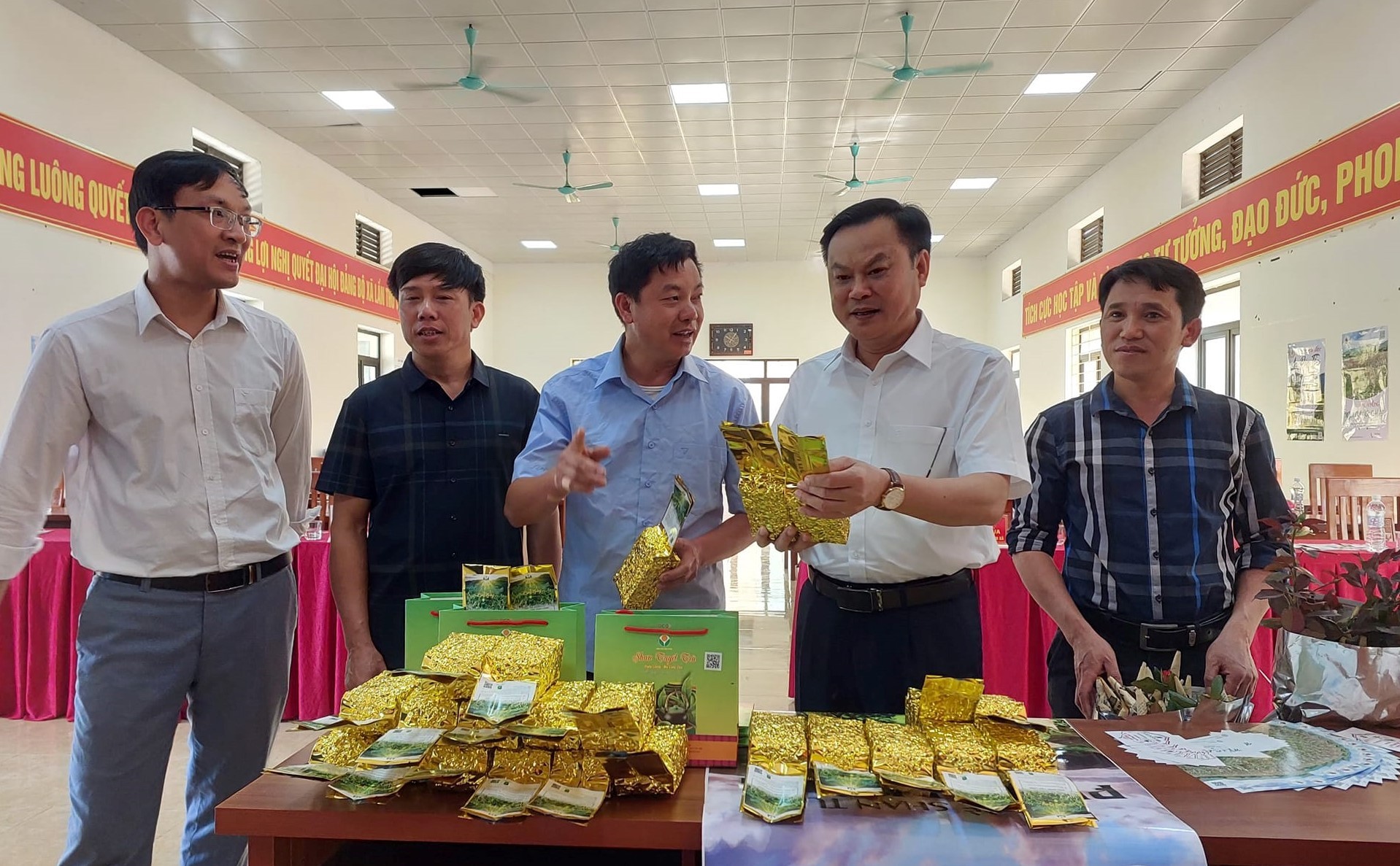 Lãnh đạo Sở Khoa học và Công nghệ tỉnh kiểm tra nhãn hiệu sản phẩm chè Shan tuyết Púng Luông. so-huu-tri-tue-2.jpg