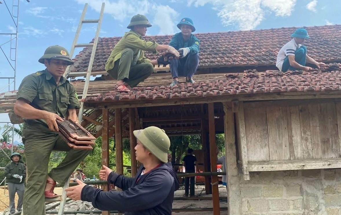 Chính quyền cùng Nhân dân của thôn Trung Tâm, xã Mường Lai hỗ trợ hộ ông Hoàng Văn Toàn thực hiện di chuyển nhà đúng tiến độ. muong-lai-1.jpg