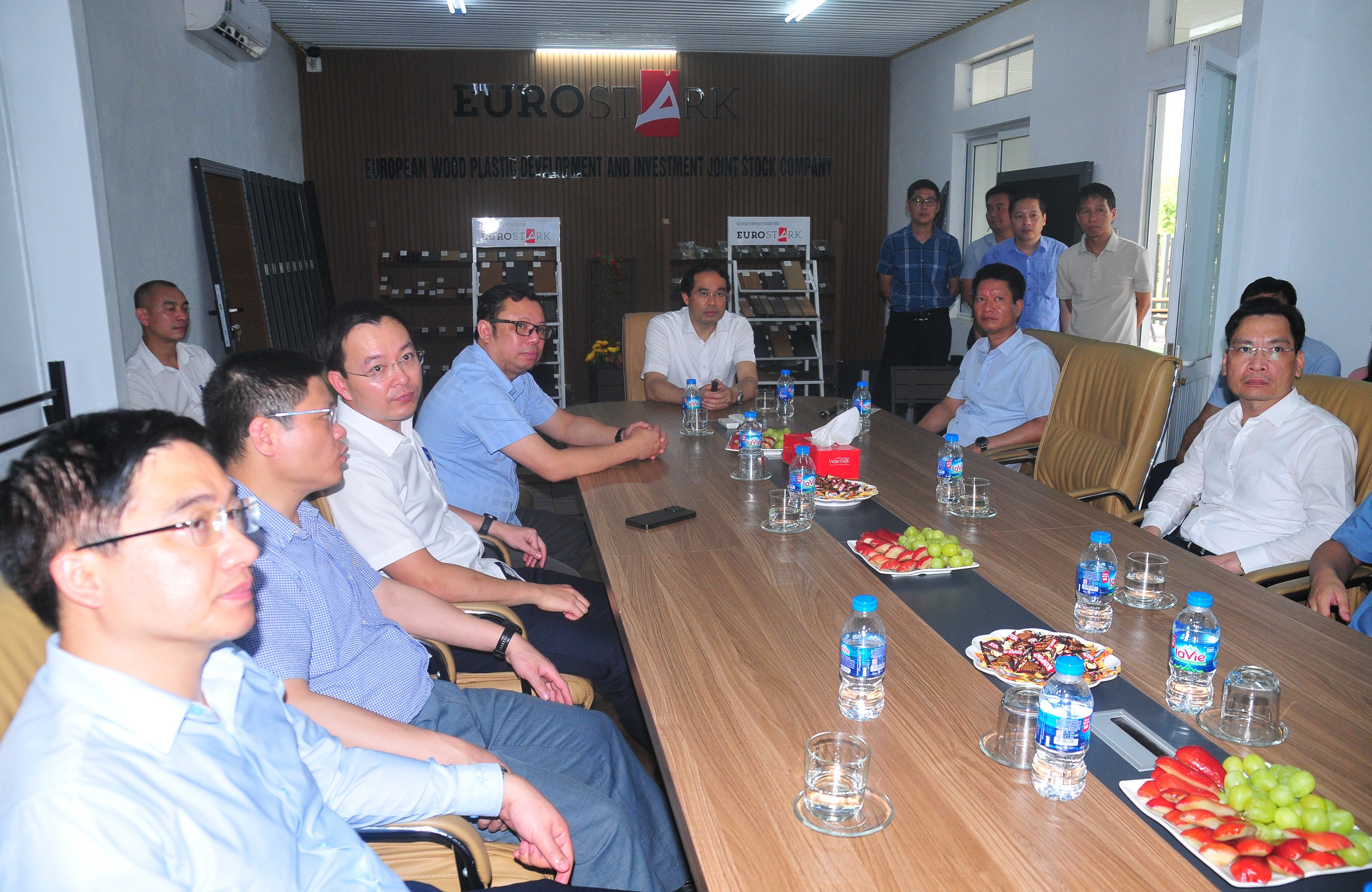 Đồng chí Trịnh Xuân Trường, Bí thư Tỉnh ủy, Chủ tịch HĐND tỉnh làm việc với Ban Quản lý các khu công nghiệp. Đồng chí Trịnh Xuân Trường, Bí thư Tỉnh ủy, Chủ tịch HĐND tỉnh làm việc với Ban Quản lý các khu công nghiệp.