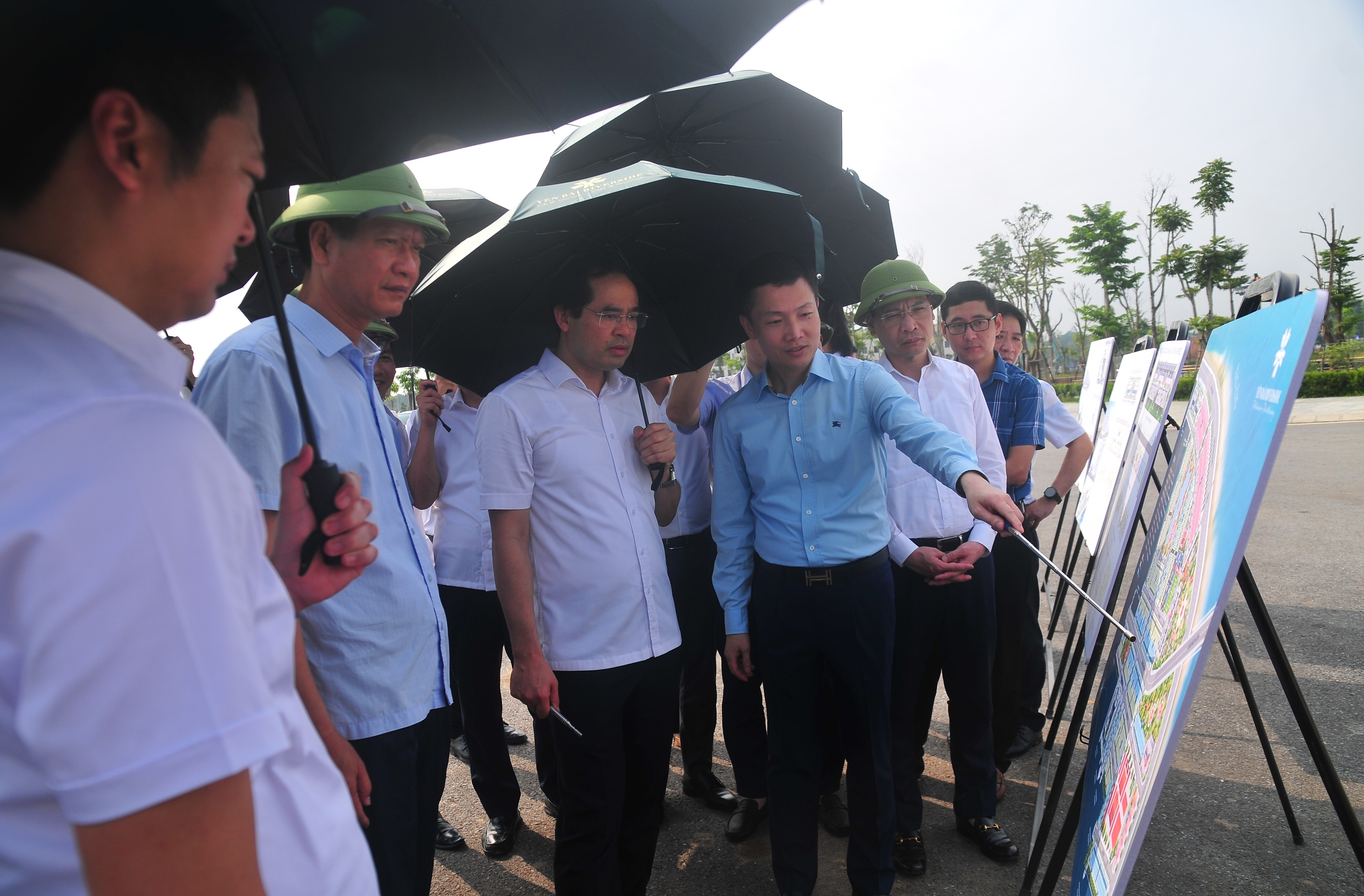 Đồng chí Trịnh Xuân Trường, Bí thư Tỉnh ủy, Chủ tịch HĐND tỉnh kiểm tra quy hoạch Dự án Yên Bái Riverside. duc-1374.jpg