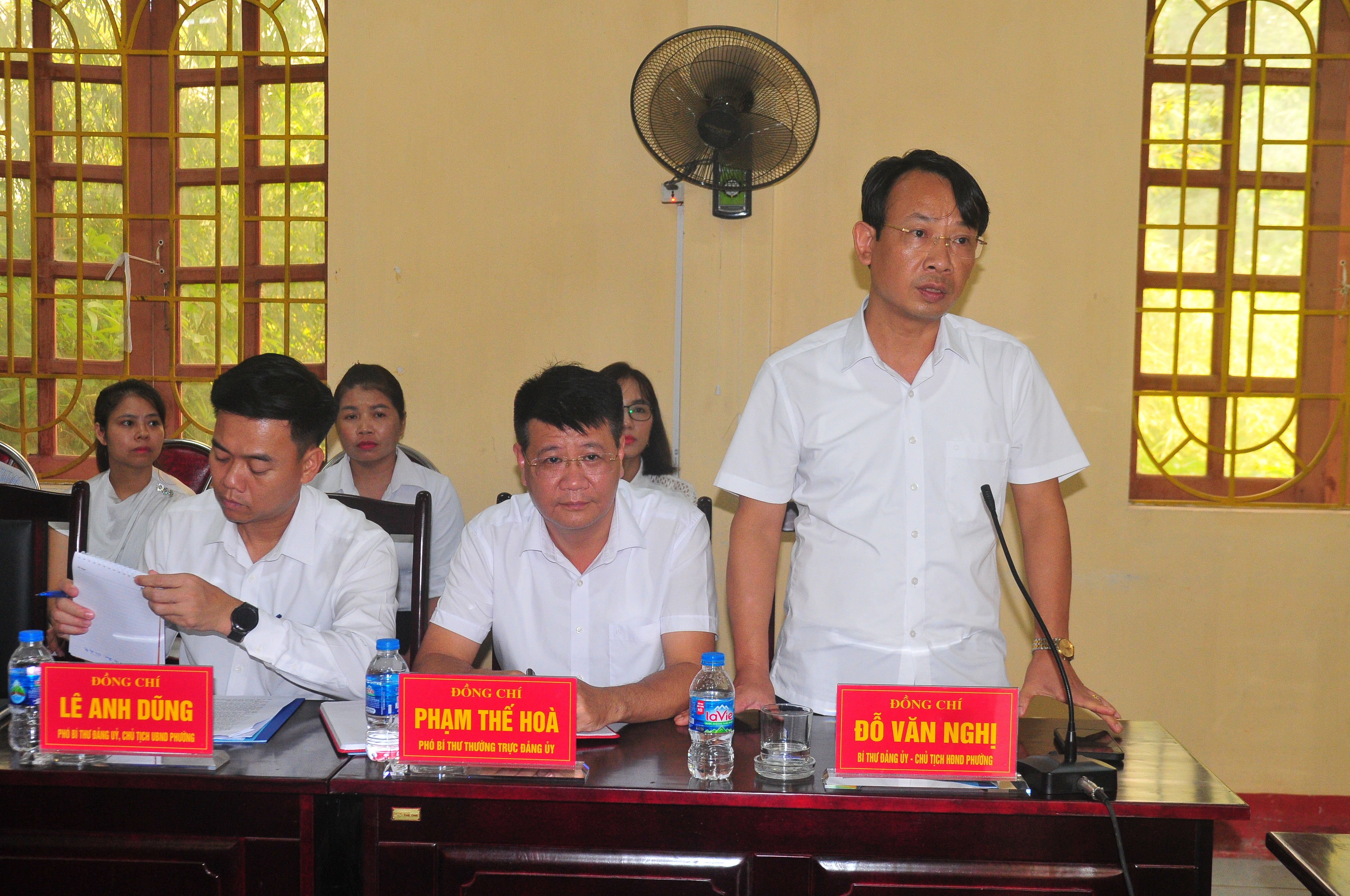 Lãnh đạo phường Văn Phú báo cáo tình hình vận hành bộ máy theo mô hình mới. Lãnh đạo phường Văn Phú báo cáo tình hình vận hành bộ máy theo mô hình mới.