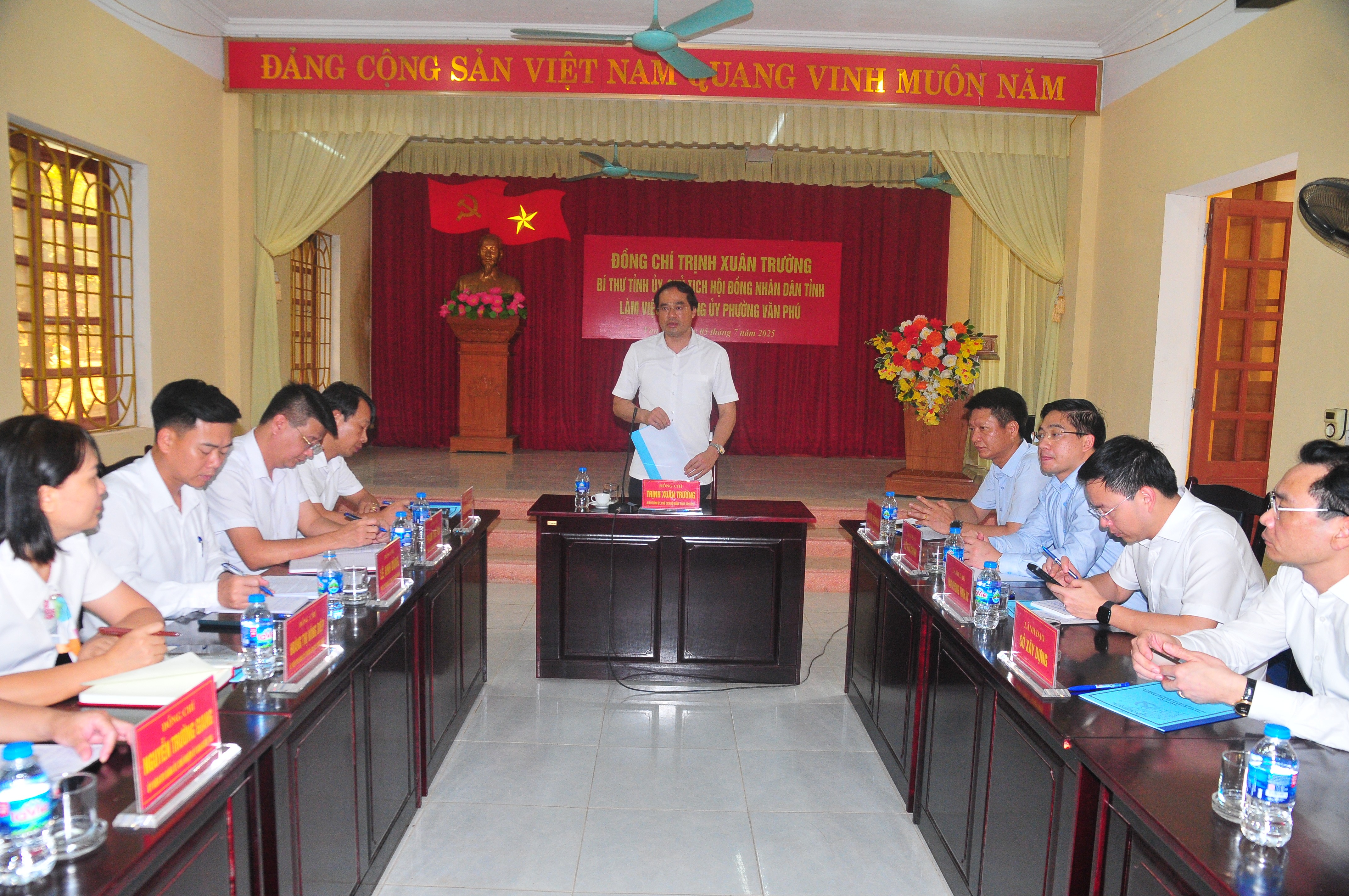 Đồng chí Trịnh Xuân Trường, Bí thư Tỉnh ủy, Chủ tịch HĐND tỉnh phát biểu tại phường Văn Phú. Đồng chí Trịnh Xuân Trường, Bí thư Tỉnh ủy, Chủ tịch HĐND tỉnh phát biểu tại phường Văn Phú.