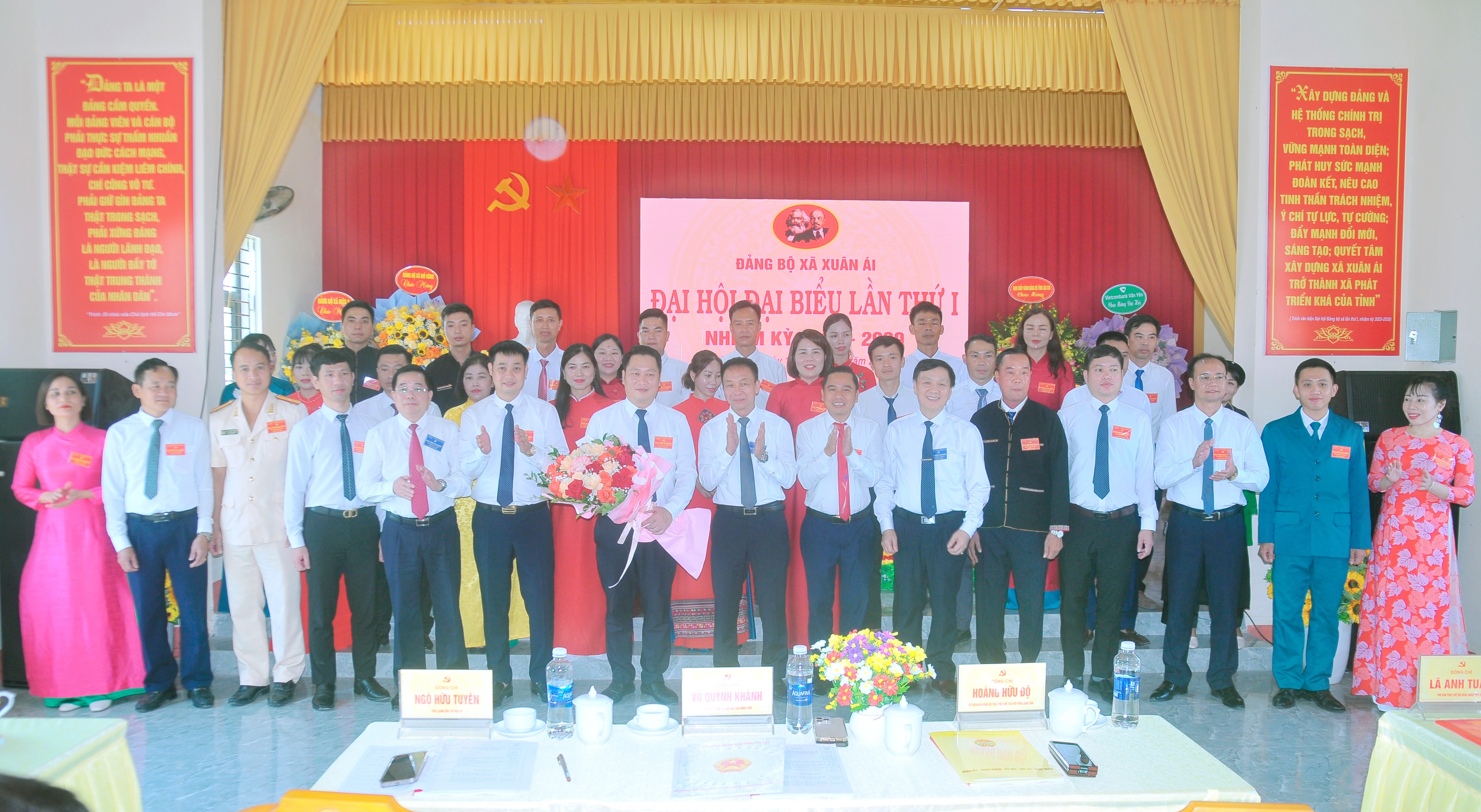 Đồng chí Vũ Quỳnh Khánh tặng hoa chúc mừng Ban Chấp hành Đảng bộ xã Xuân Ái. duc-2639.jpg