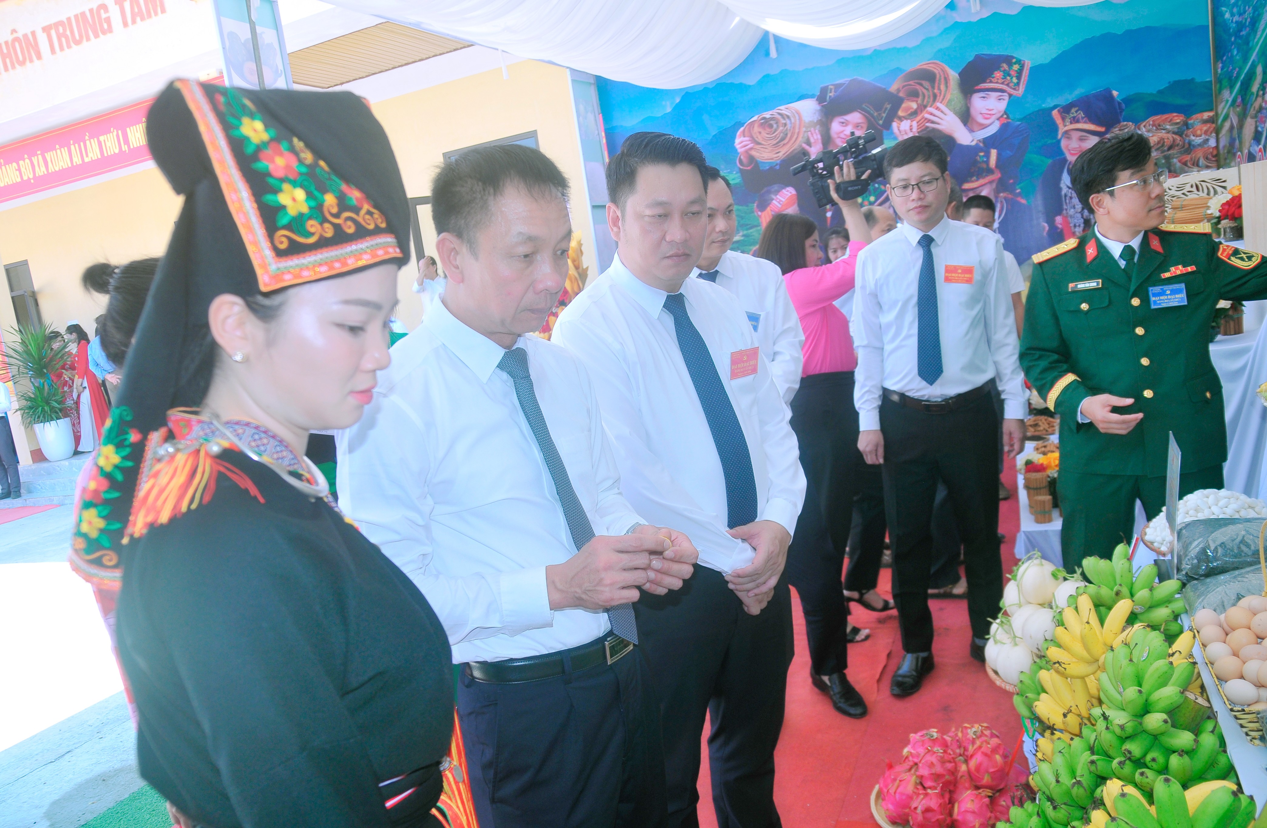 Đồng chí Vũ Quỳnh Khánh tham quan gian trưng bày các sản phẩm OCOP địa phương. duc-2667.jpg