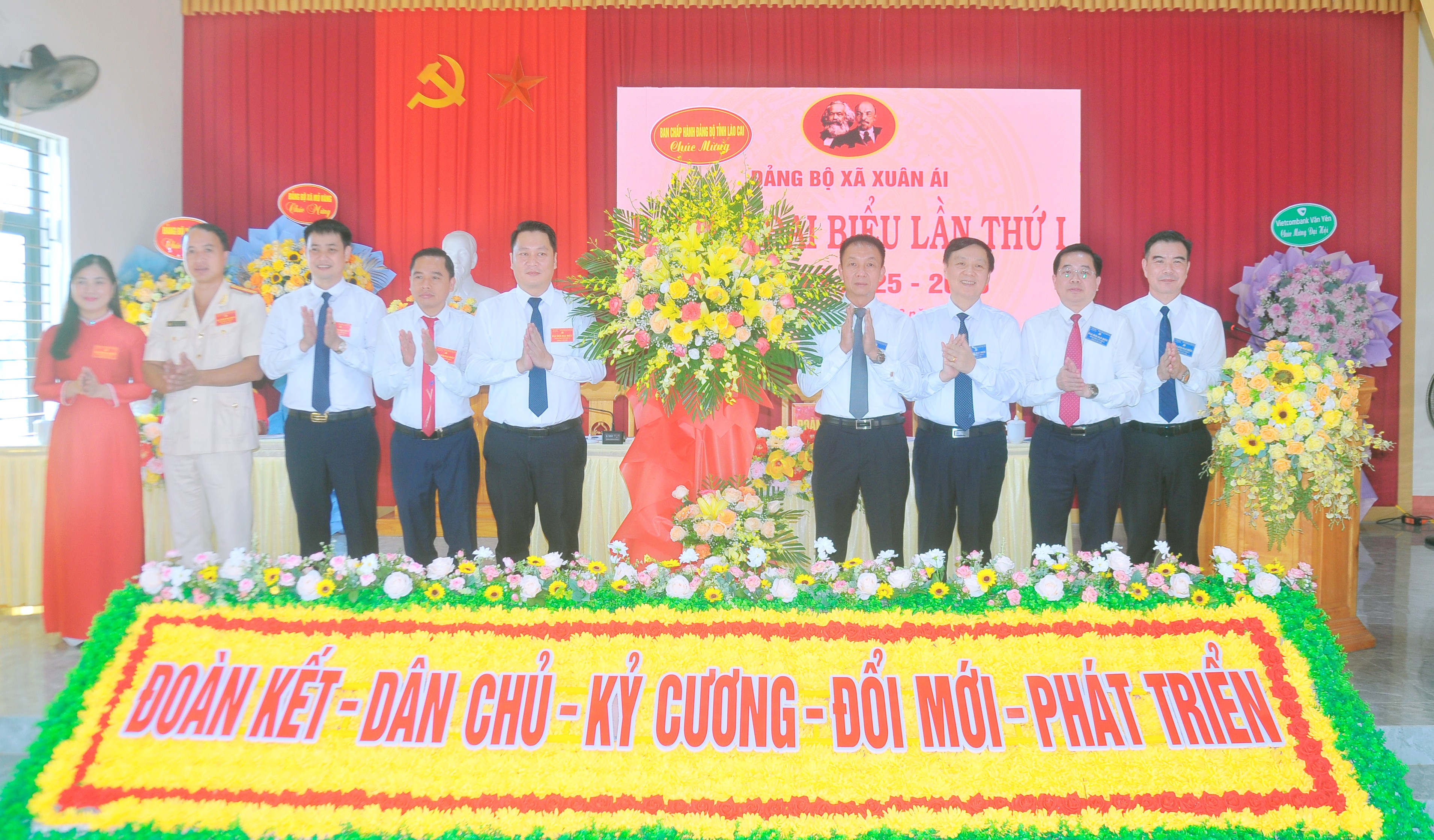 Đồng chí Phó Chủ tịch Thường trực HĐND tỉnh tặng hoa chúc mừng thành công đại hội. duc-2638.jpg