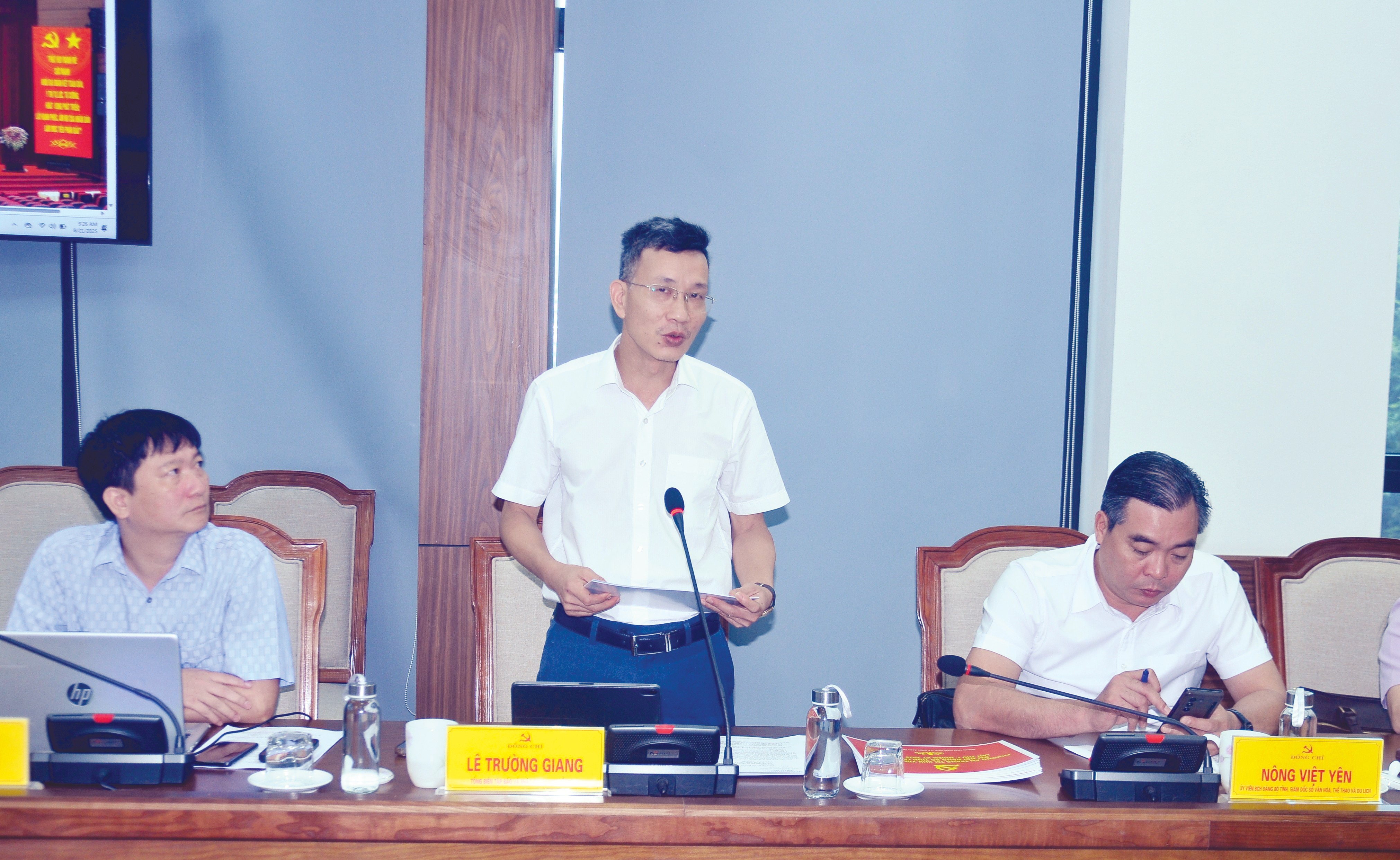 Đồng chí Lê Trường Giang, Tổng Biên tập Báo và Phát thanh truyền hình tỉnh phát biểu tại hội nghị. duc-2794.jpg