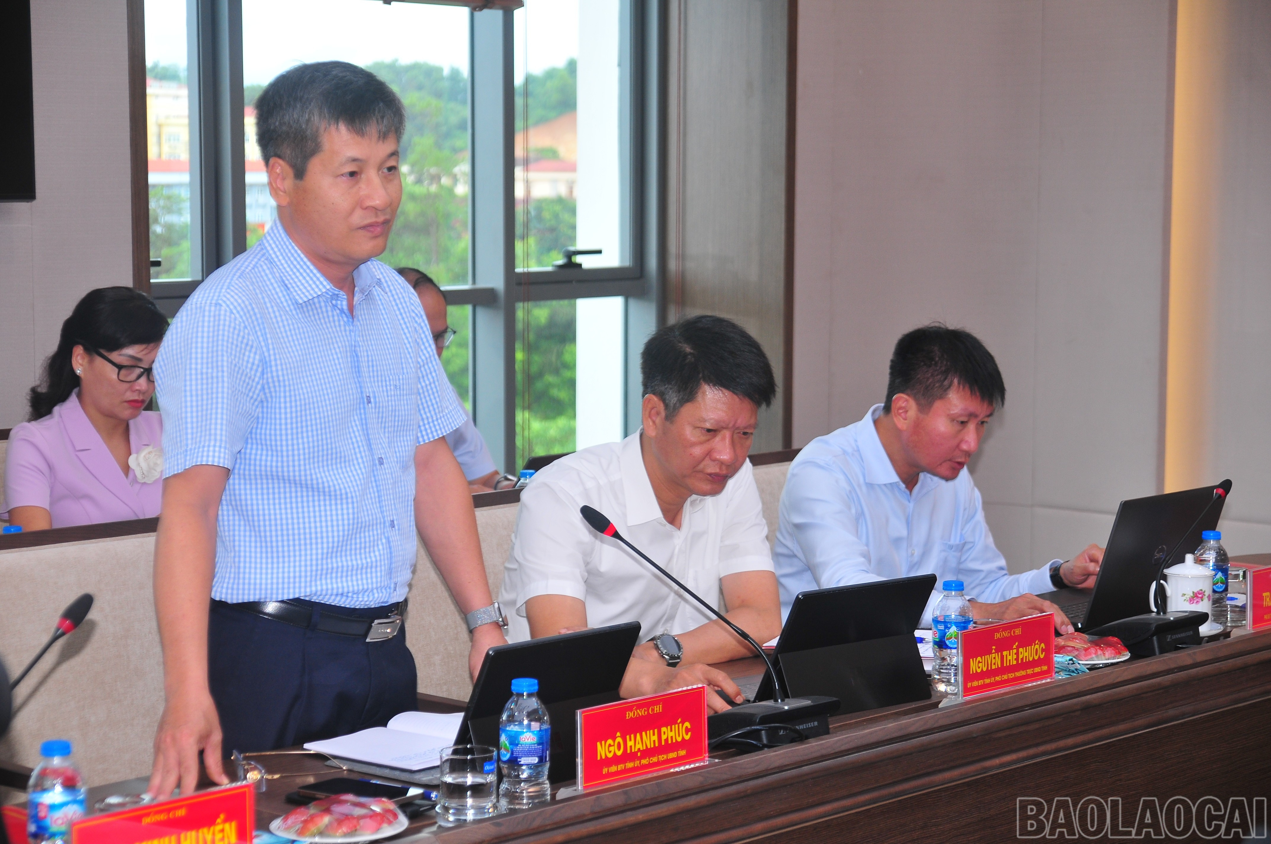Đồng chí Ngô Hạnh Phúc, Ủy viên Ban Thường vụ Tỉnh ủy, Phó Chủ tịch UBND tỉnh phát biểu tại hội nghị. baolaocai-br_duc-1855.jpg