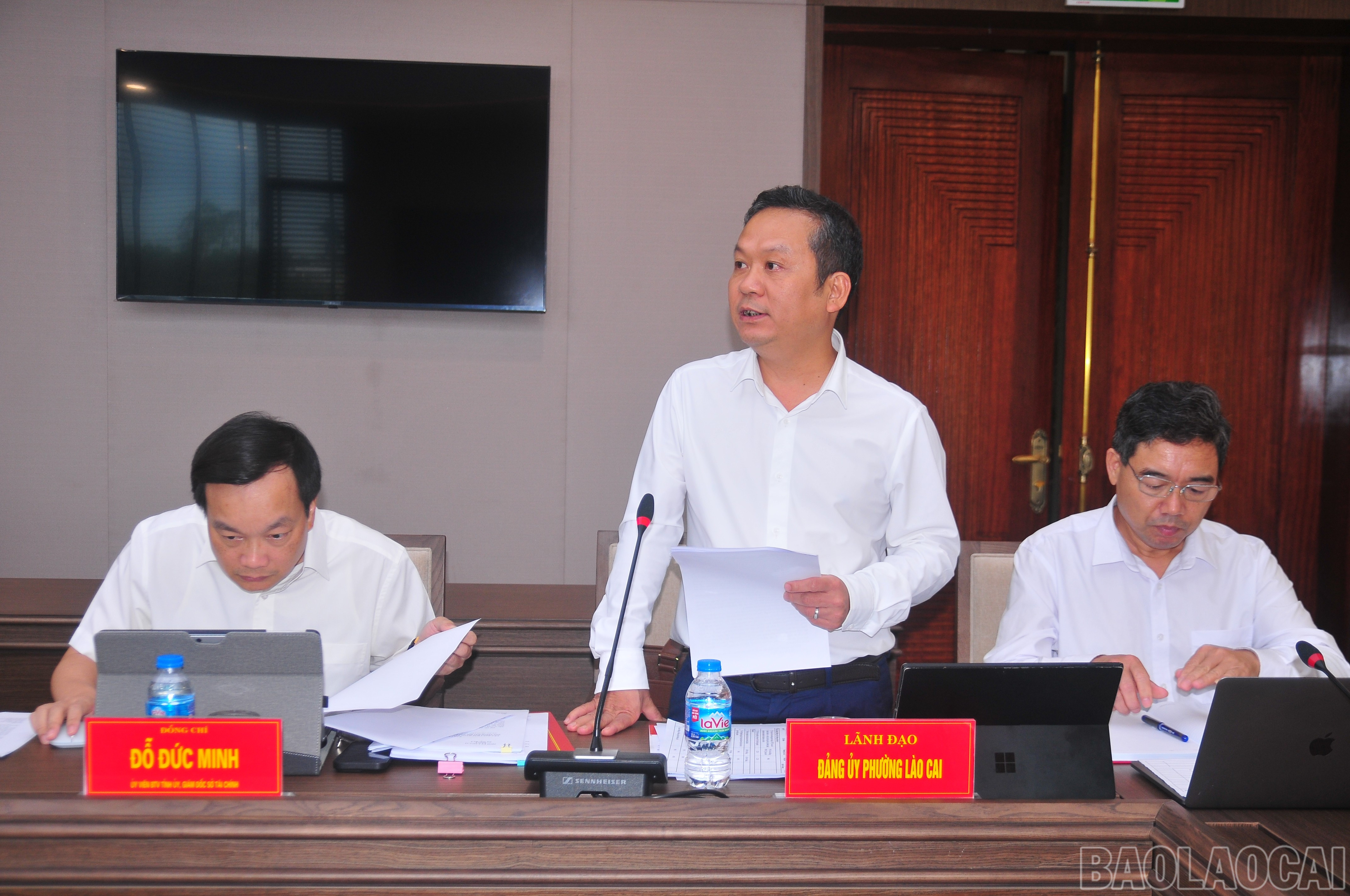 Đồng chí Nguyễn Quốc Huy, Bí thư Đảng ủy phường Lào Cai trình bày dự thảo văn kiện tại hội nghị. baolaocai-br_duc-1811.jpg