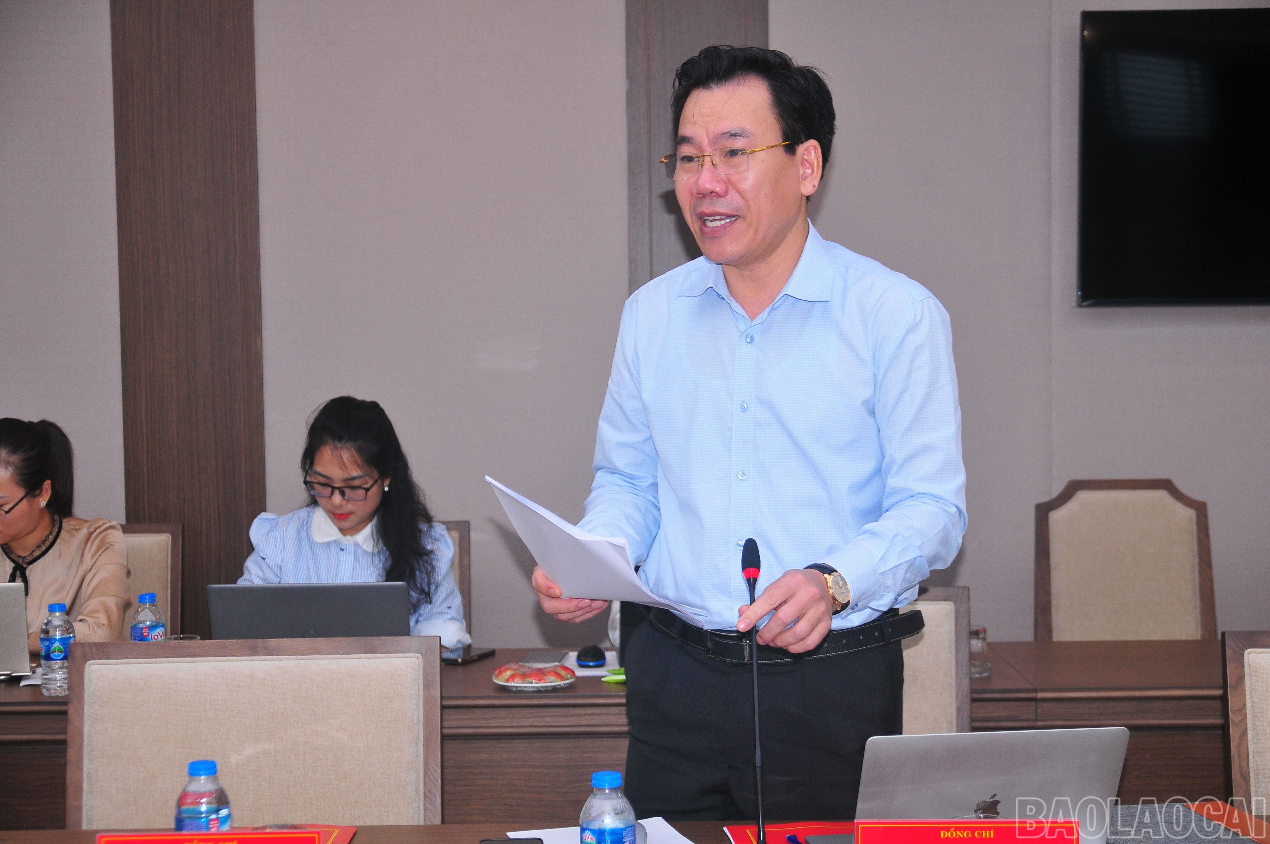 Đồng chí Dương Đức Huy, Ủy viên Ban Thường vụ, Trưởng Ban Tuyên giáo và Dân vận Tỉnh ủy phát biểu tại hội nghị. baolaocai-br_duc-1821.jpg