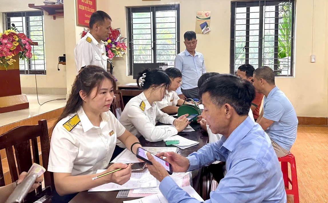 Lãnh đạo Thuế cơ sở 7 kiểm tra công tác thu thuế sử dụng đất phi nông nghiệp tại thôn Hồng Phong, xã Mậu A. thue-c-s7n.jpg