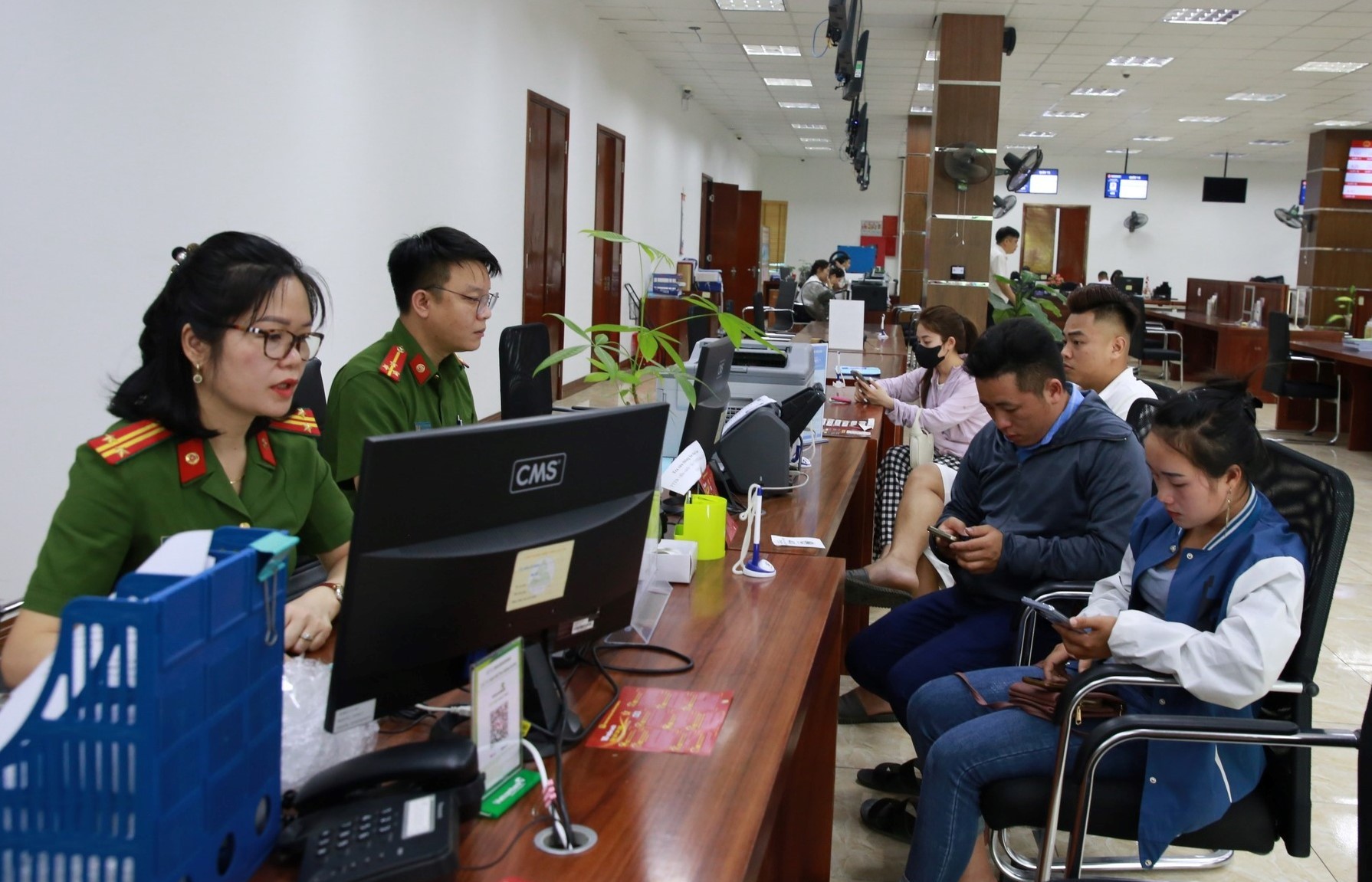 Công an tỉnh Lào Cai cấp căn cước, định danh điện tử theo địa giới hành chính mới. cong-an.jpg