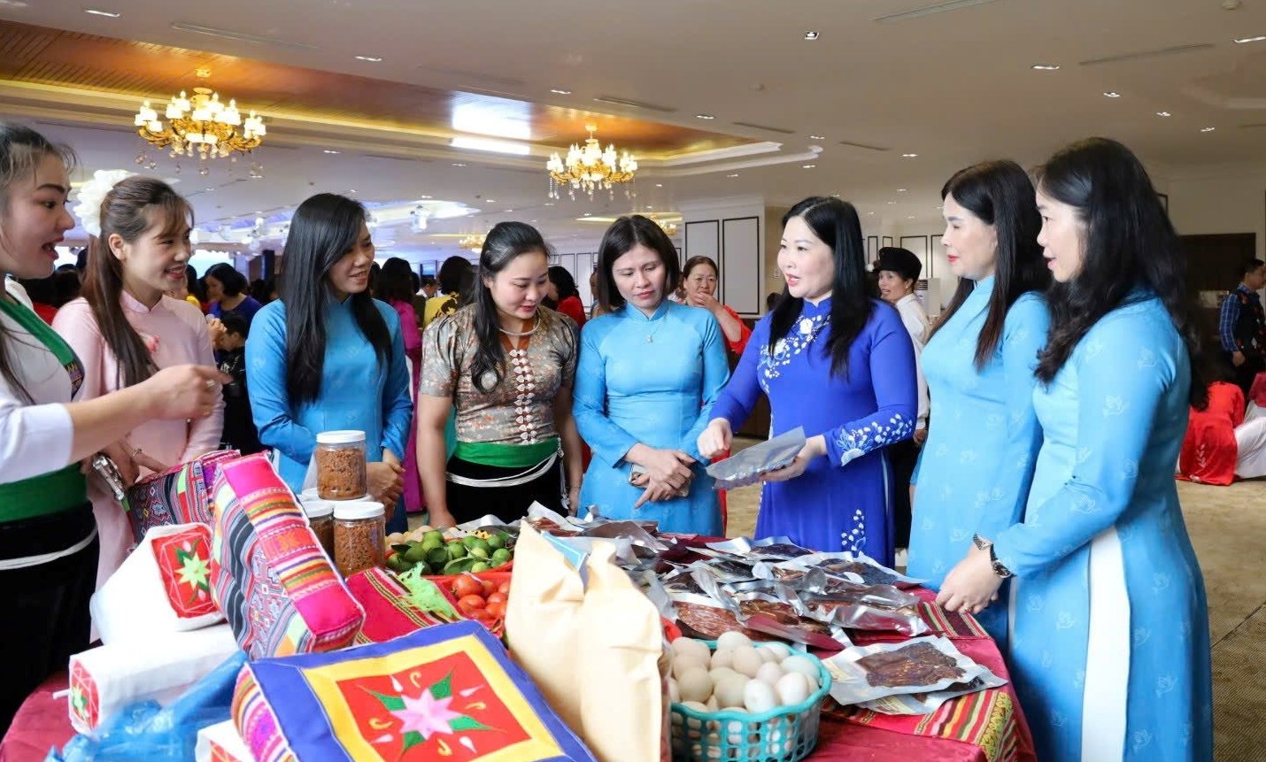 Đồng chí Vũ Thị Hiền Hạnh - Phó Chủ tịch UBND tỉnh trao đổi với hội viên phụ nữ về các sản phẩm OCOP do phụ nữ làm chủ.