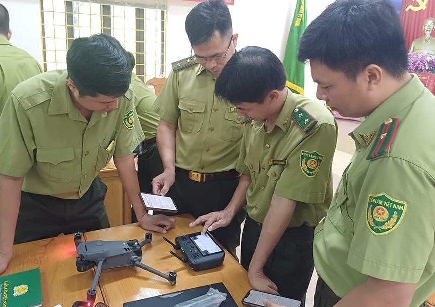 Kiểm lâm Lào Cai trao đổi kỹ thuật về thiết bị bay không người lái trong công tác bảo vệ rừng. kl.jpg