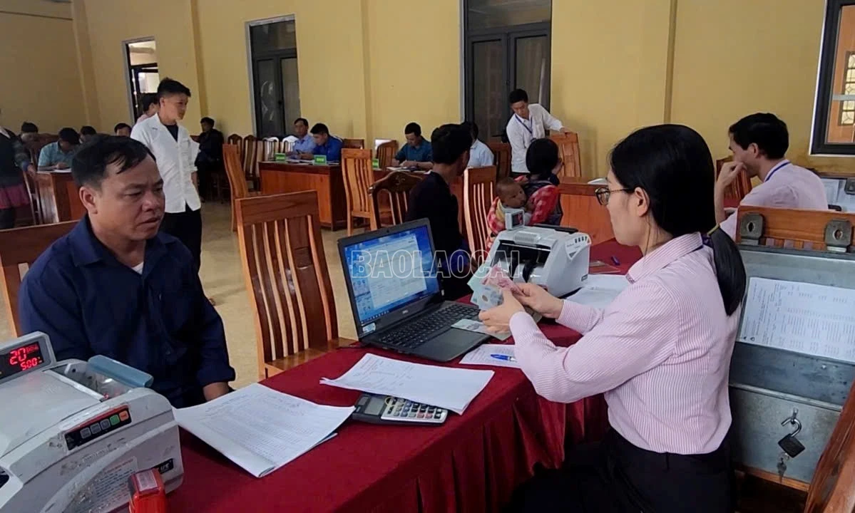 Người dân đến Phòng giao dịch Ngân hàng chính sách Mù Cang Chải vay vốn.