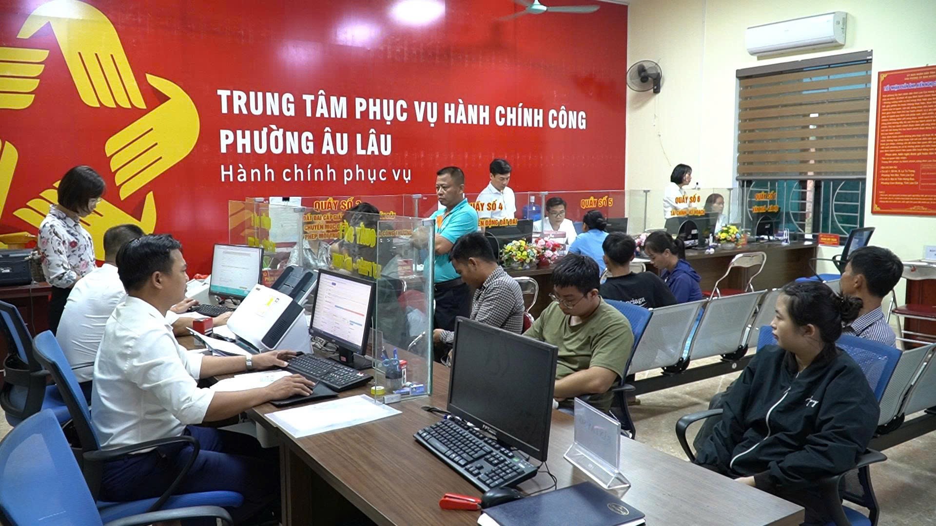 Trung tâm Phục vụ hành chính công phường Âu Lâu tạo thuận lợi cho người dân khi đến giải quyết thủ tục hành chính. aulau.jpg