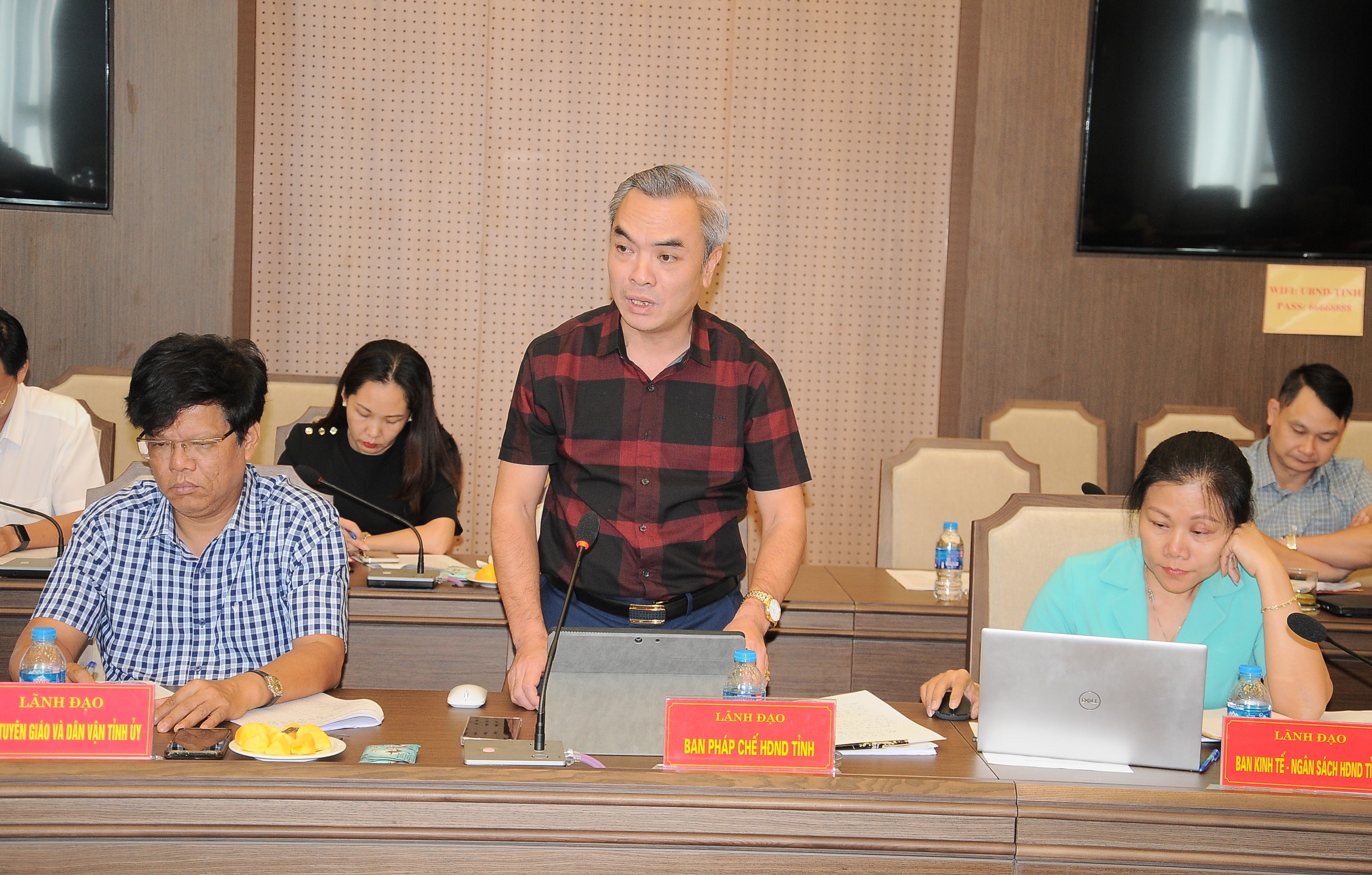 Lãnh đạo Ban Pháp chế HĐND tỉnh phát biểu tại hội nghị. duc-3432.jpg