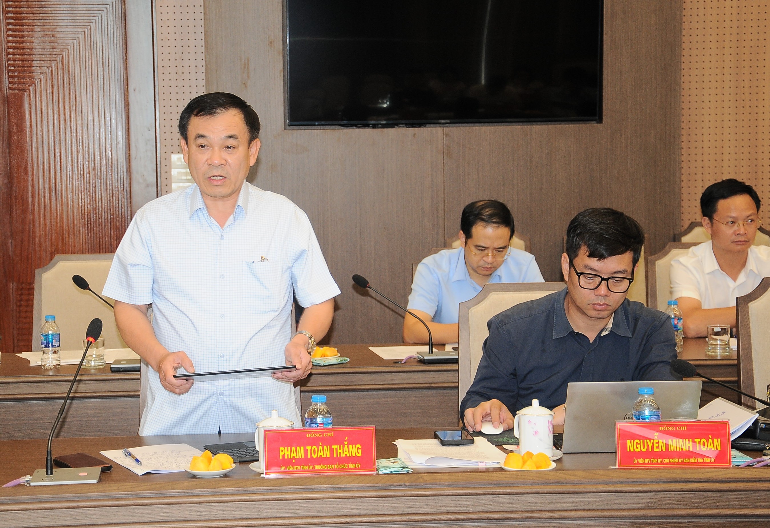 Đồng chí Phạm Toàn Thắng, Ủy viên Ban Thường vụ, Trưởng Ban Tổ chức Tỉnh ủy phát biểu tại Hội nghị. duc-3440.jpg