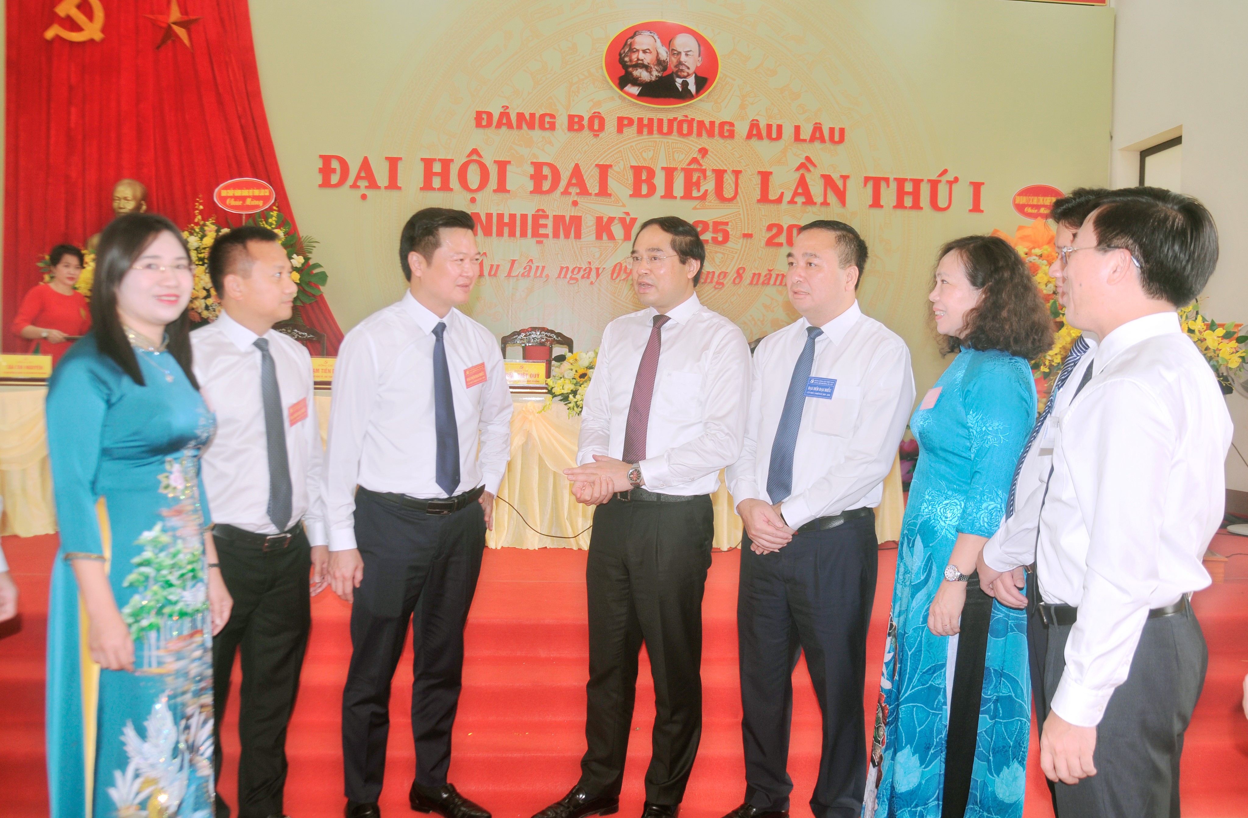 Bí thư Tỉnh ủy, Chủ tịch HĐND tỉnh Trịnh Xuân Trường trao đổi với đại biểu tham dự Đại hội. duc-2344.jpg