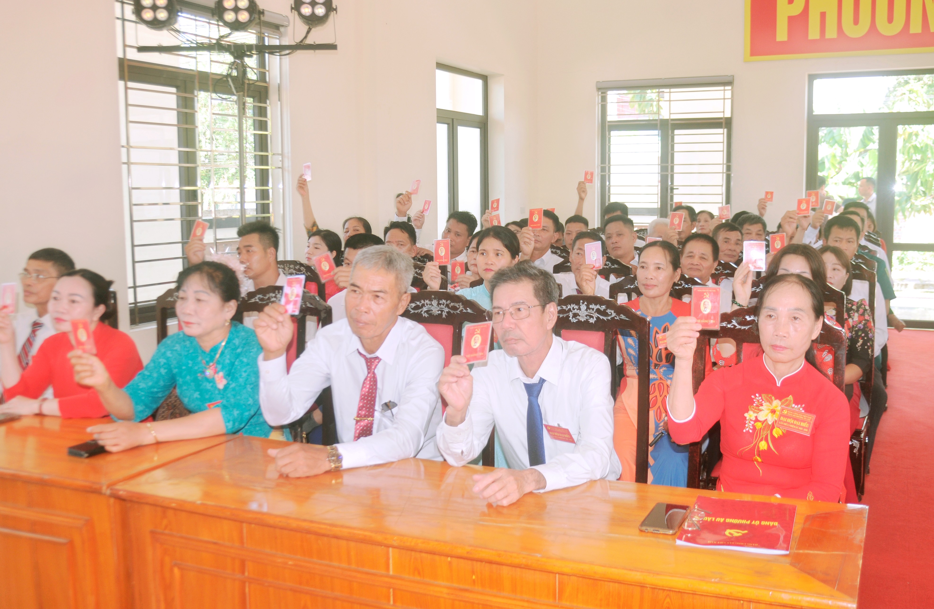Các đại biểu biểu quyết thông qua Nghị quyết Đại hội Đảng bộ phường lần thứ I, nhiệm kỳ 2025 – 2030 duc-2249.jpg