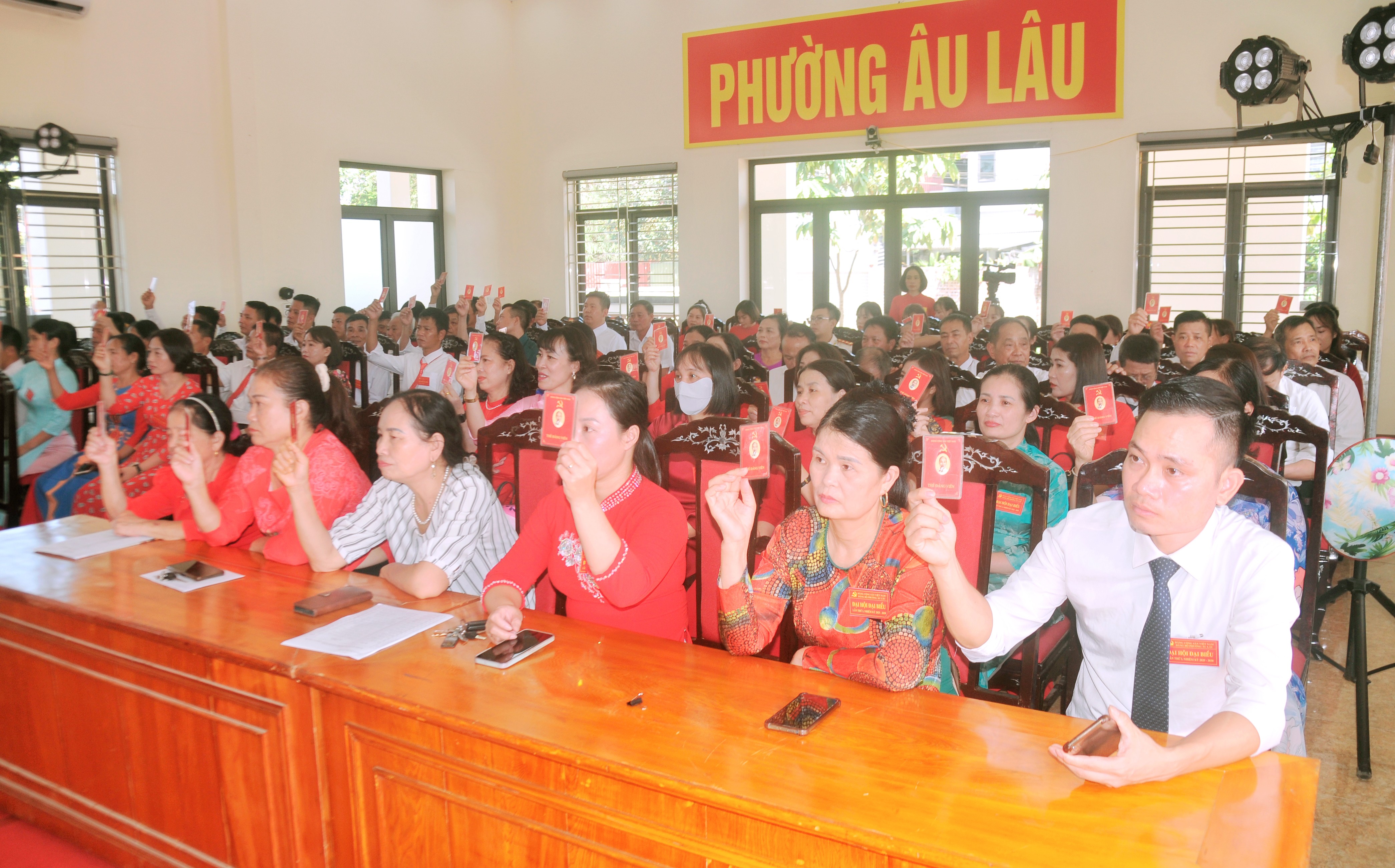 Các đại biểu biểu quyết thông qua Nghị quyết Đại hội Đảng bộ phường lần thứ I, nhiệm kỳ 2025 – 2030 duc-2252.jpg