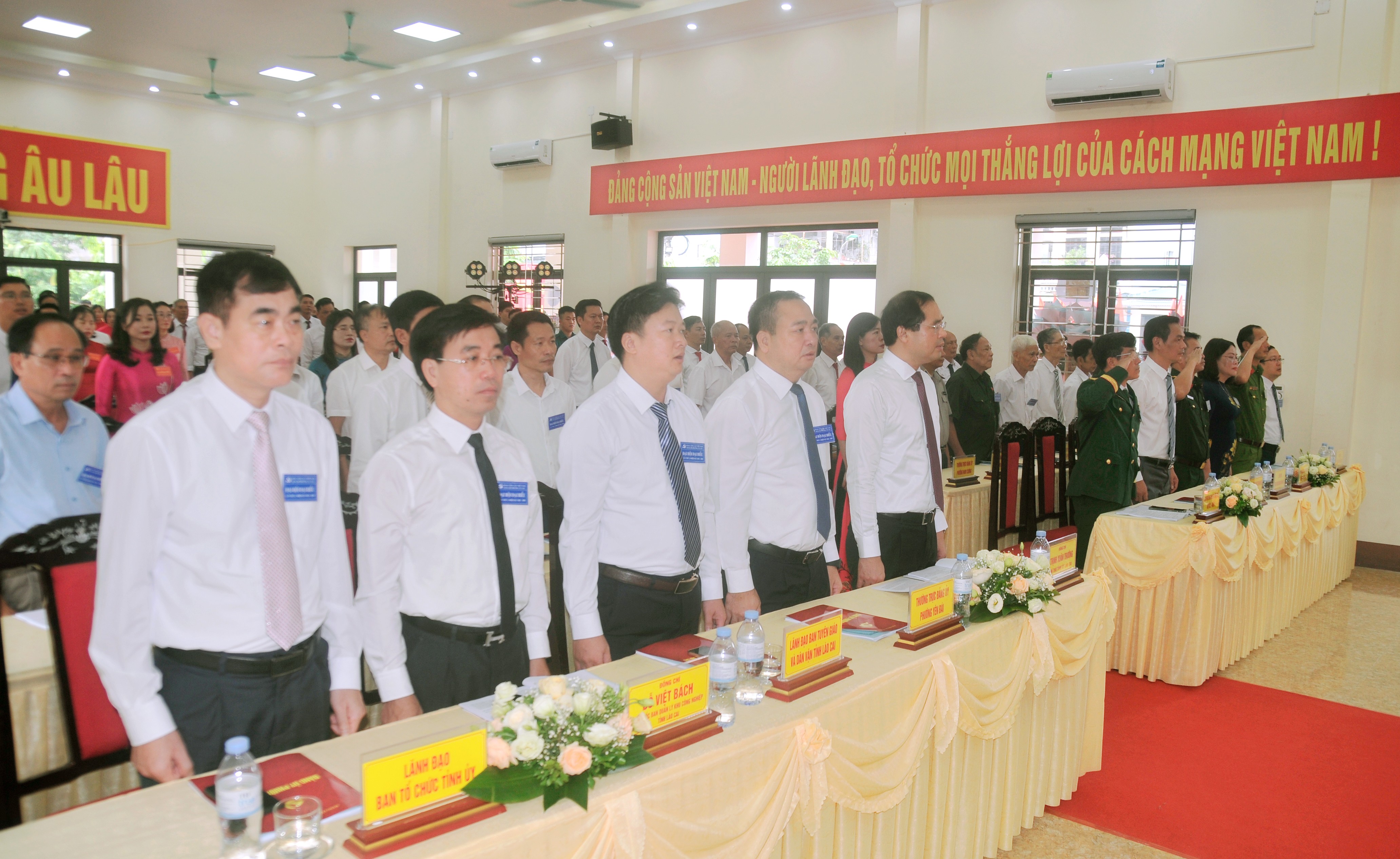 Các đại biểu tham dự Đại hội thực hiện nghi thức chào cờ duc-2297.jpg