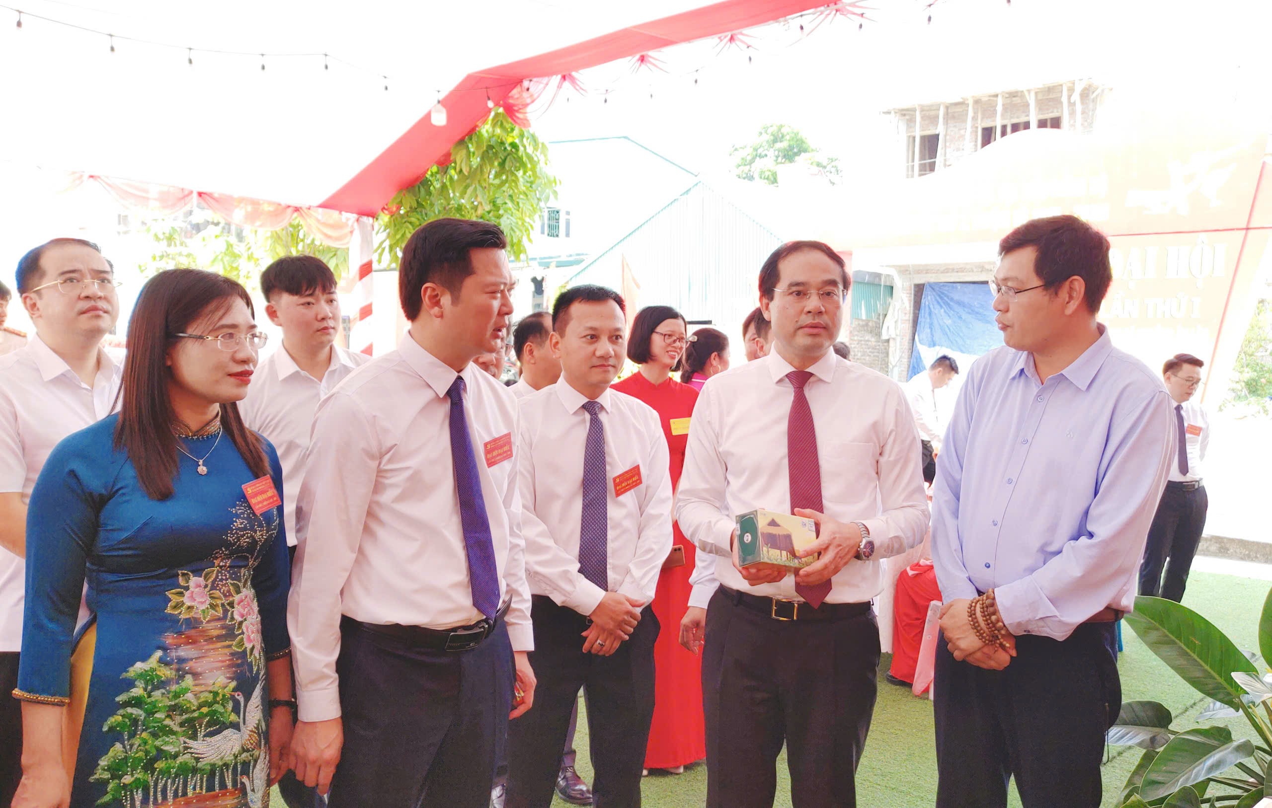 Bí thư Tỉnh ủy, Chủ tịch HĐND tỉnh Trịnh Xuân Trường trao đổi về nâng cao sản phẩm OCOP của địa phương z6891760736458-bc8f66cbd72d3f922b101f72661bf63d.jpg