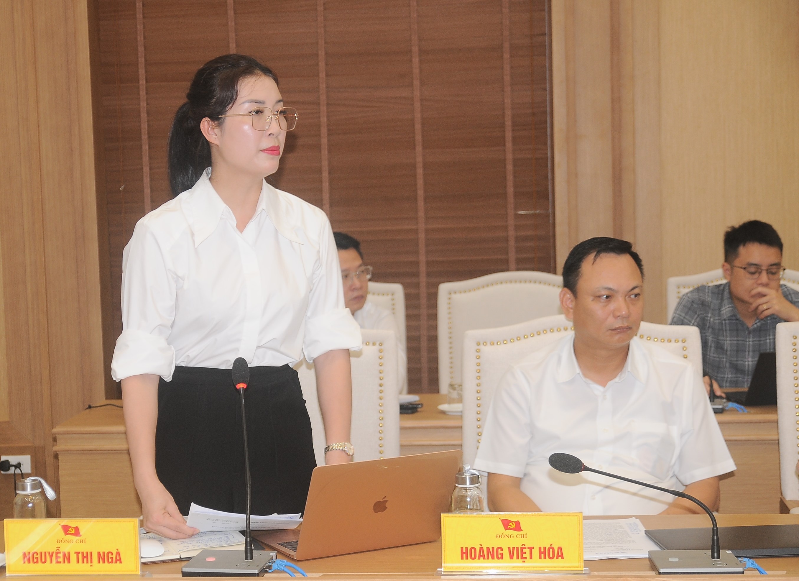 Đồng chí Nguyễn Thị Ngà – Bí thư Đảng ủy, Chủ tịch HĐND xã Cát Thịnh phát biểu tại hội nghị. duc-3099.jpg