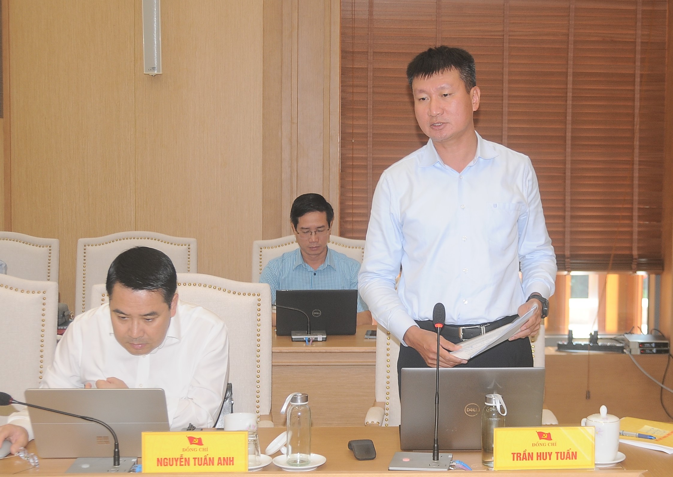 Đồng chí Trần Huy Tuấn - Phó Bí thư Tỉnh ủy, Chủ tịch UBND tỉnh phát biểu tại hội nghị duc-3131.jpg