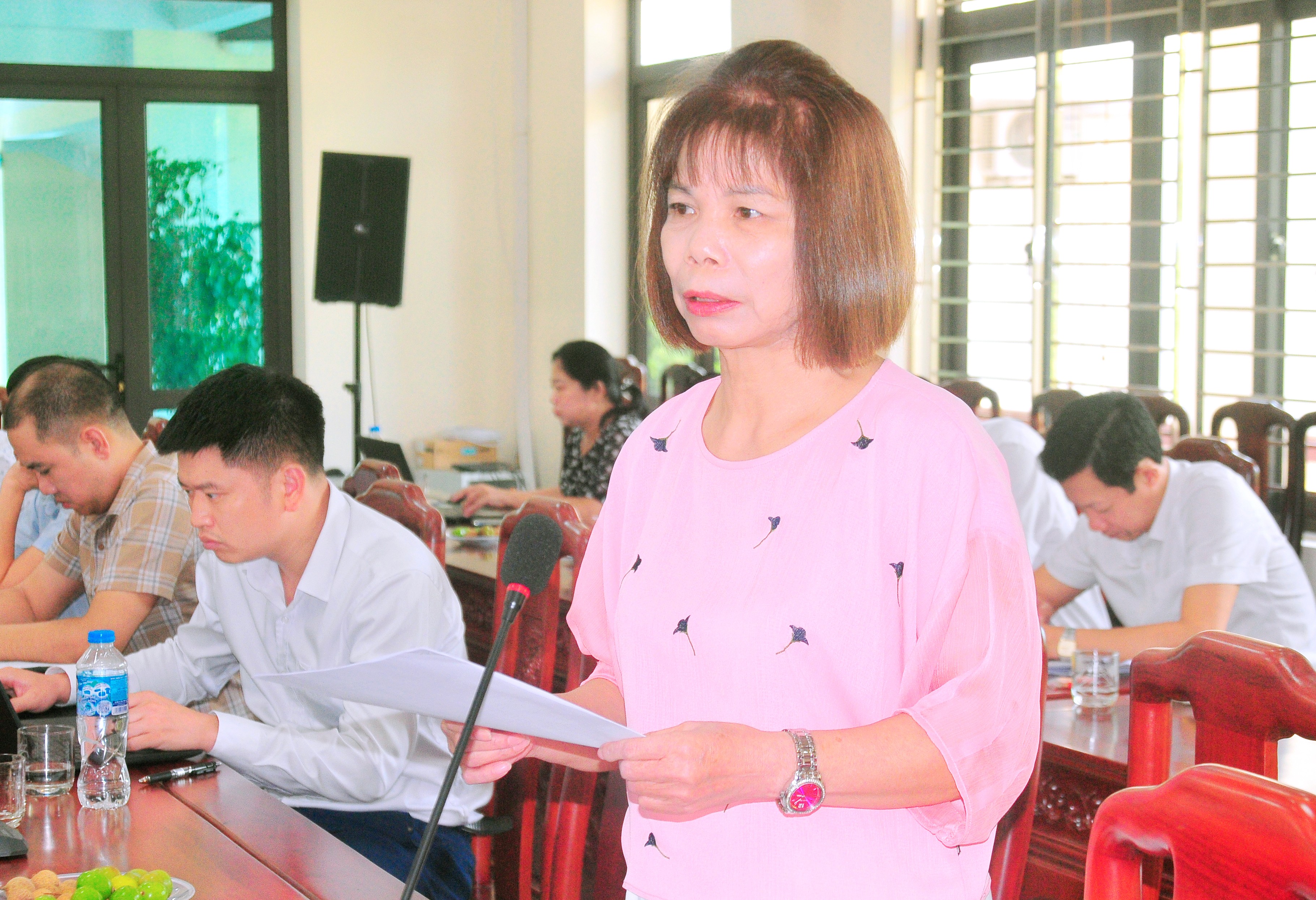 Đồng chí Hà Thị Bàn, Hội Luật gia tỉnh phát biểu góp ý dự thảo. duc-2004.jpg